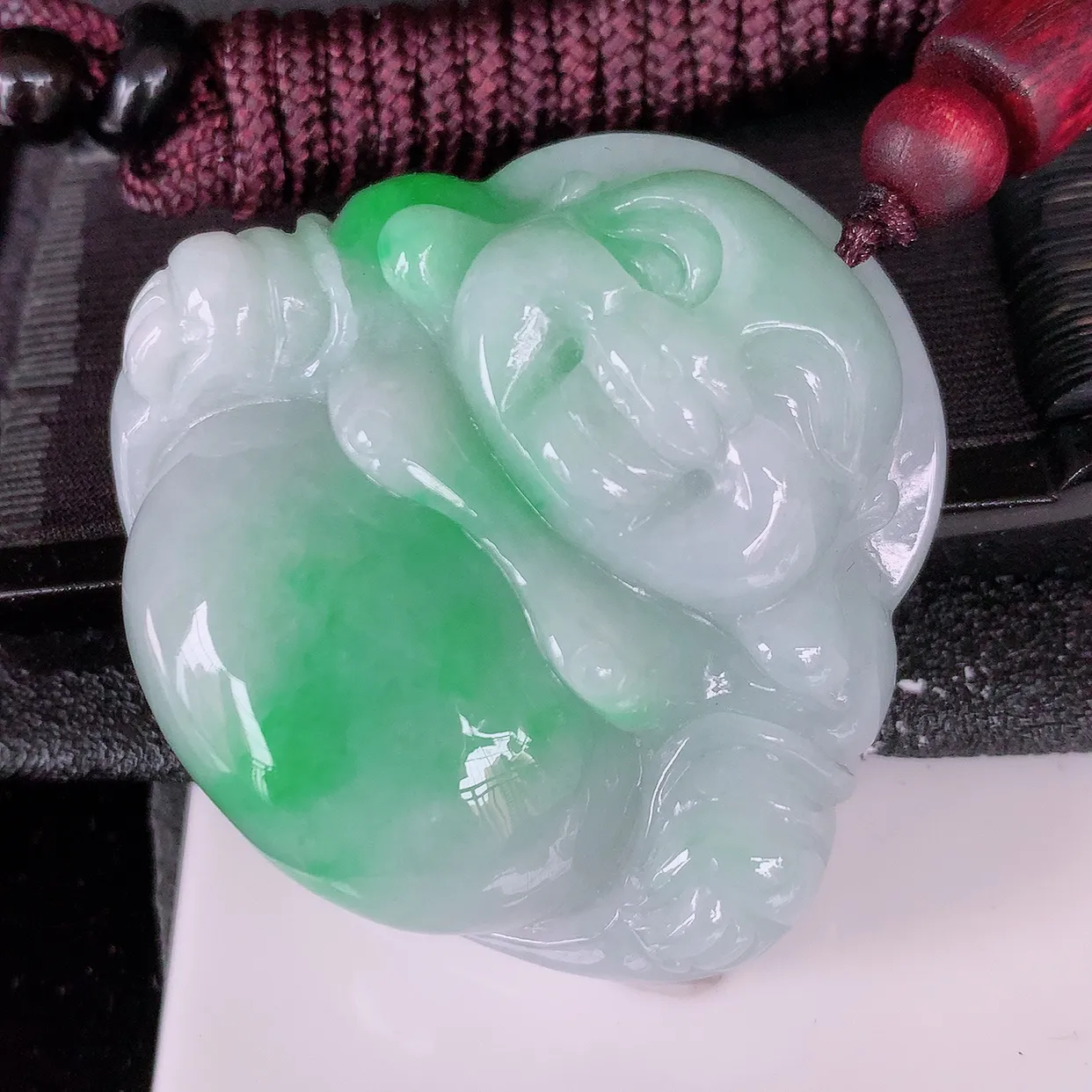 自然光实拍，大件冰润飘绿翡翠佛公吊坠，翡翠开心笑佛，种老水足，颜色漂亮，立体饱满圆润，佩戴效果赞#4