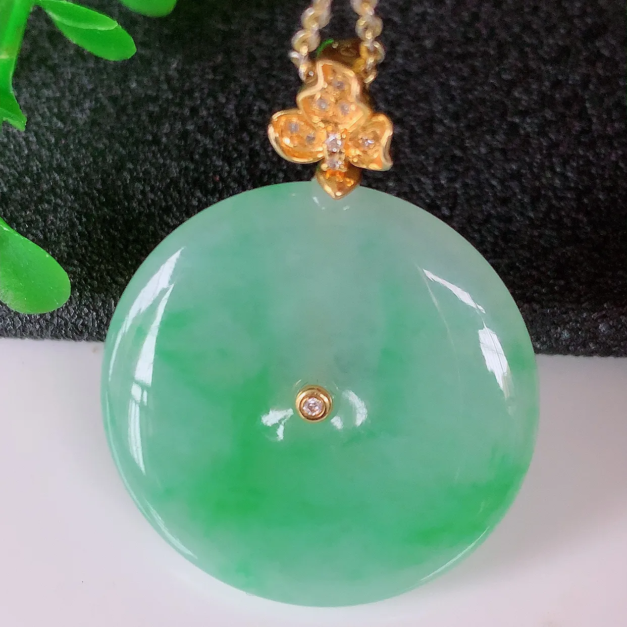 自然光实拍，18K金镶嵌水润翡翠平安扣吊坠，玉扣，冰润光泽，寓意平平安安，平安扣佩戴时尚漂亮！#00.3整体33.5*25.5*5.5裸石25.5*25.5