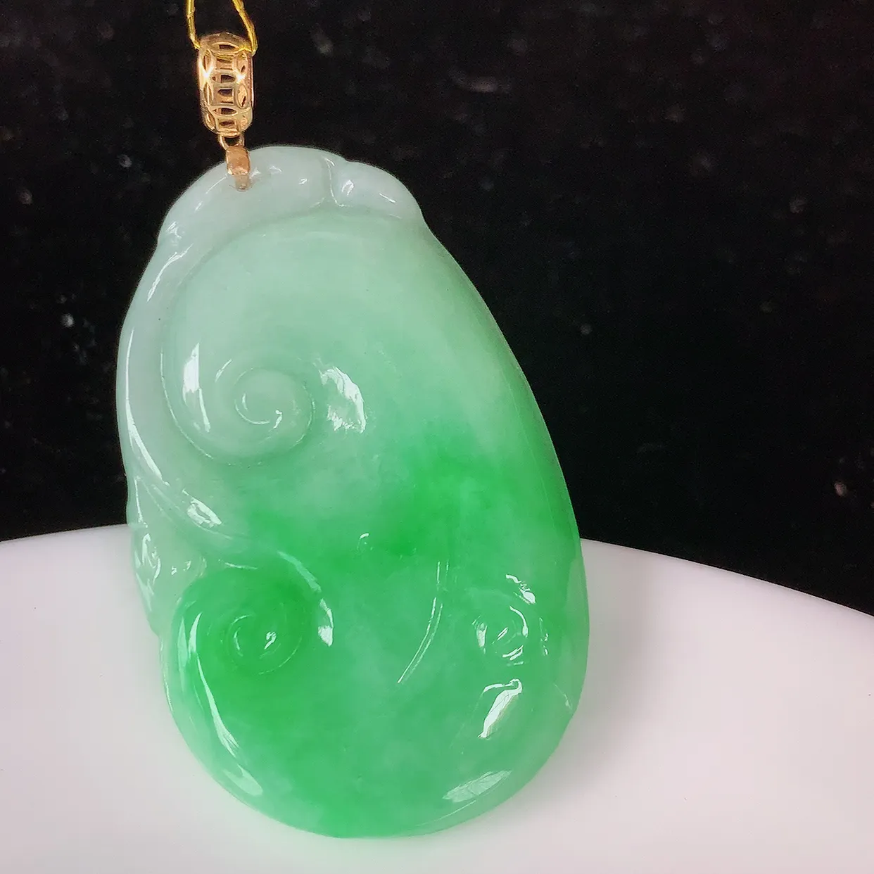 18k金镶嵌飘绿翡翠如意吊坠，沁人心脾，精致典雅的设计，为佩戴者，增添色彩，送礼自留都是佳品选择！#35.3