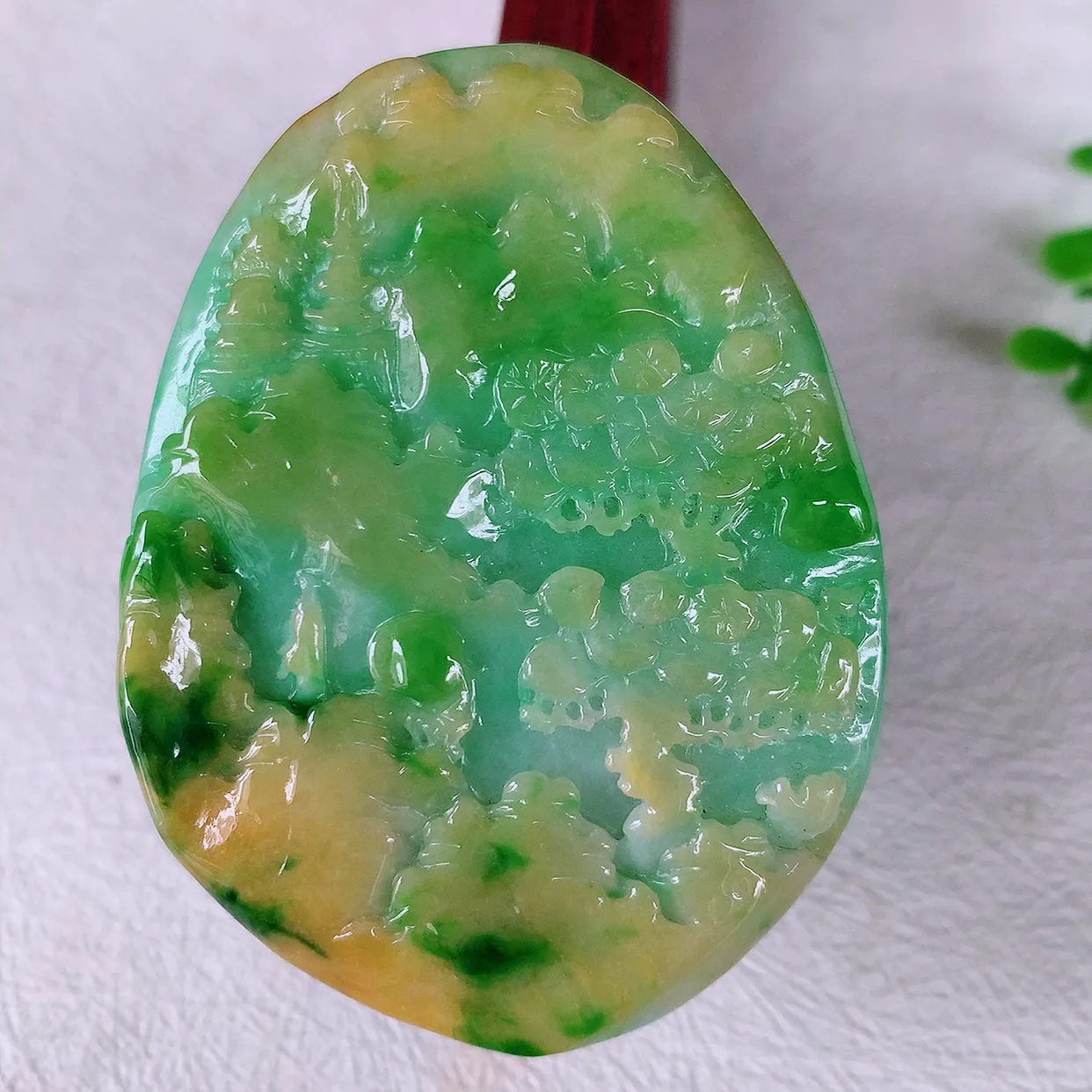 自然光实拍，冰润黄加绿翡翠山水牌吊坠，寓意“常青、背靠大山、水（财）长流、平安之意”生机盎然的翠意，