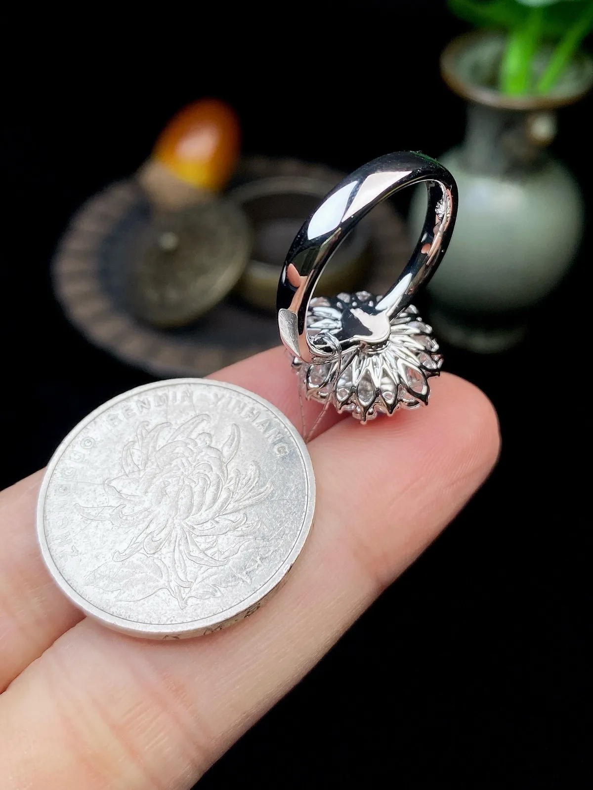 【冰种紫蛋面戒指】饱满度很好，无纹无裂，晶莹剔透，18k金钻镶嵌，裸石尺寸9.4*8.2*3.8毫米