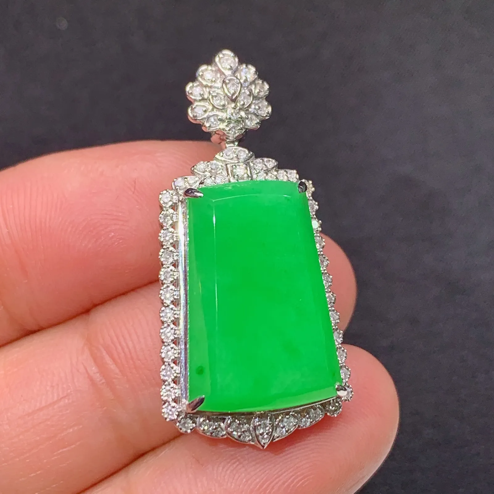 阳绿无事牌吊坠，18k金镶嵌，冰润色阳，种老水足 尺寸32.3*15.7*8.7