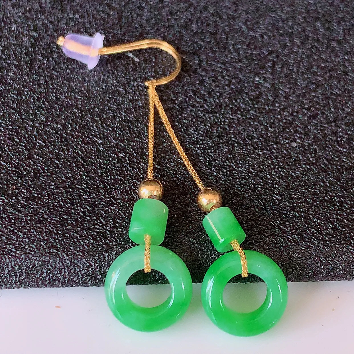 18k金镶嵌冰飘绿翡翠平安扣耳坠，沁人心脾，耳坠佩戴效果大气出众，尽显气质。种水好，胶感足，颜相当漂亮，高性价比，值得入手品鉴！#42.5整体38.5裸石9.5*3.2