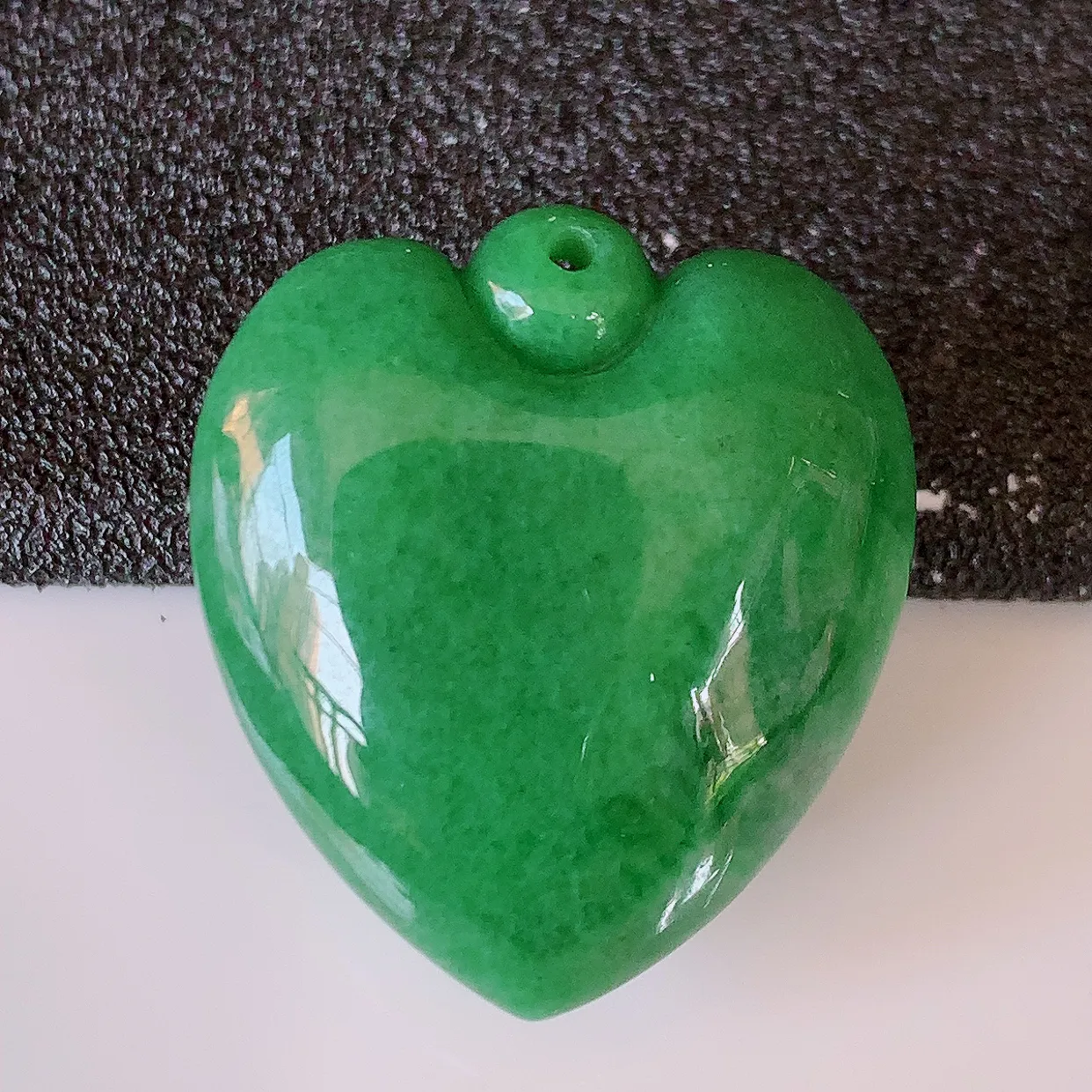 自然光实拍，冰润满绿翡翠爱心吊坠，翠色灵动，种老水足，寓意好，品相佳，佩戴佳品！#32.5