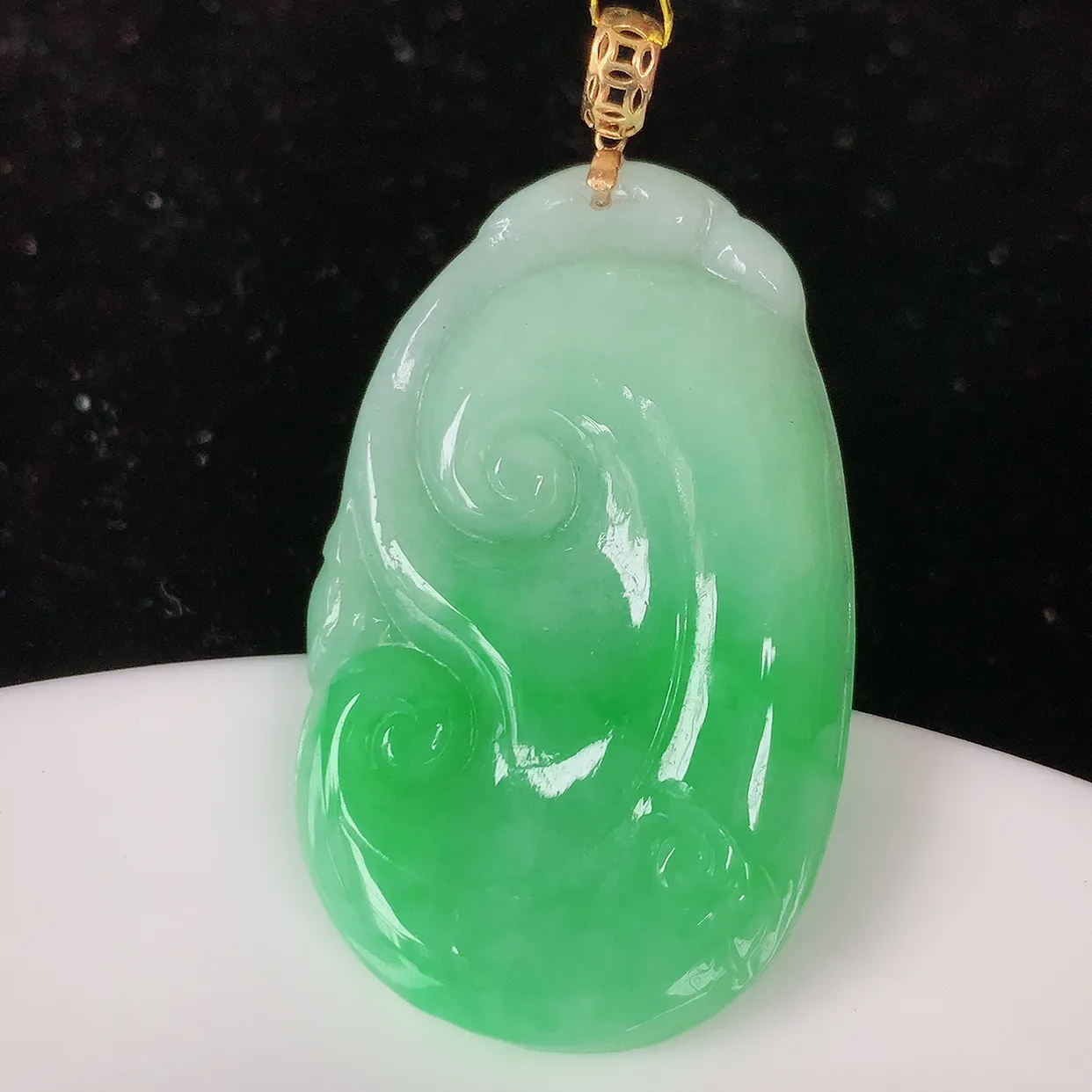 18k金镶嵌飘绿翡翠如意吊坠，沁人心脾，精致典雅的设计，为佩戴者，增添色彩，送礼自留都是佳品选择！#