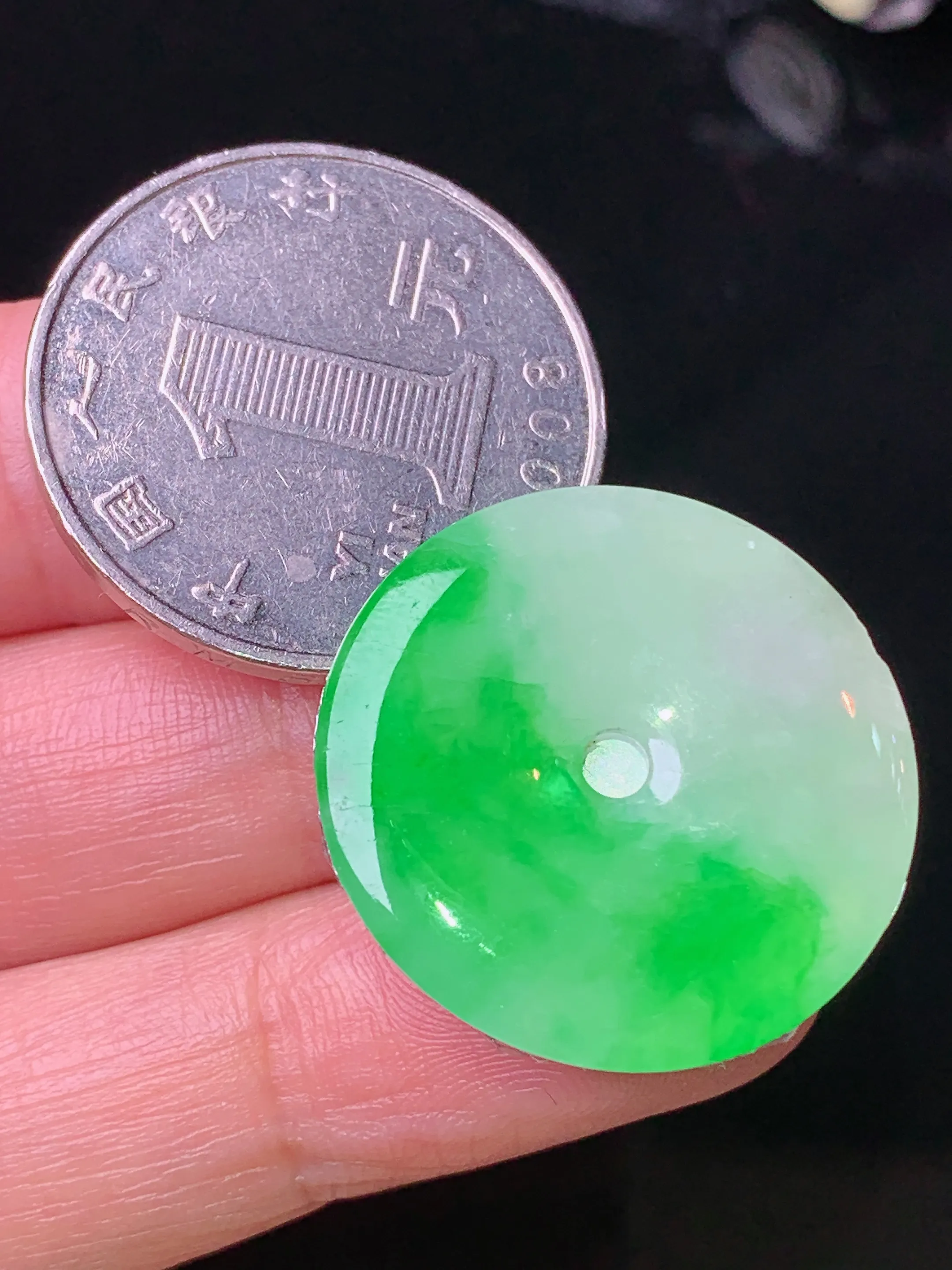 飘绿平安扣吊坠 玉质细腻 水润亮眼 色泽艳丽 整体尺寸24.2*2.5