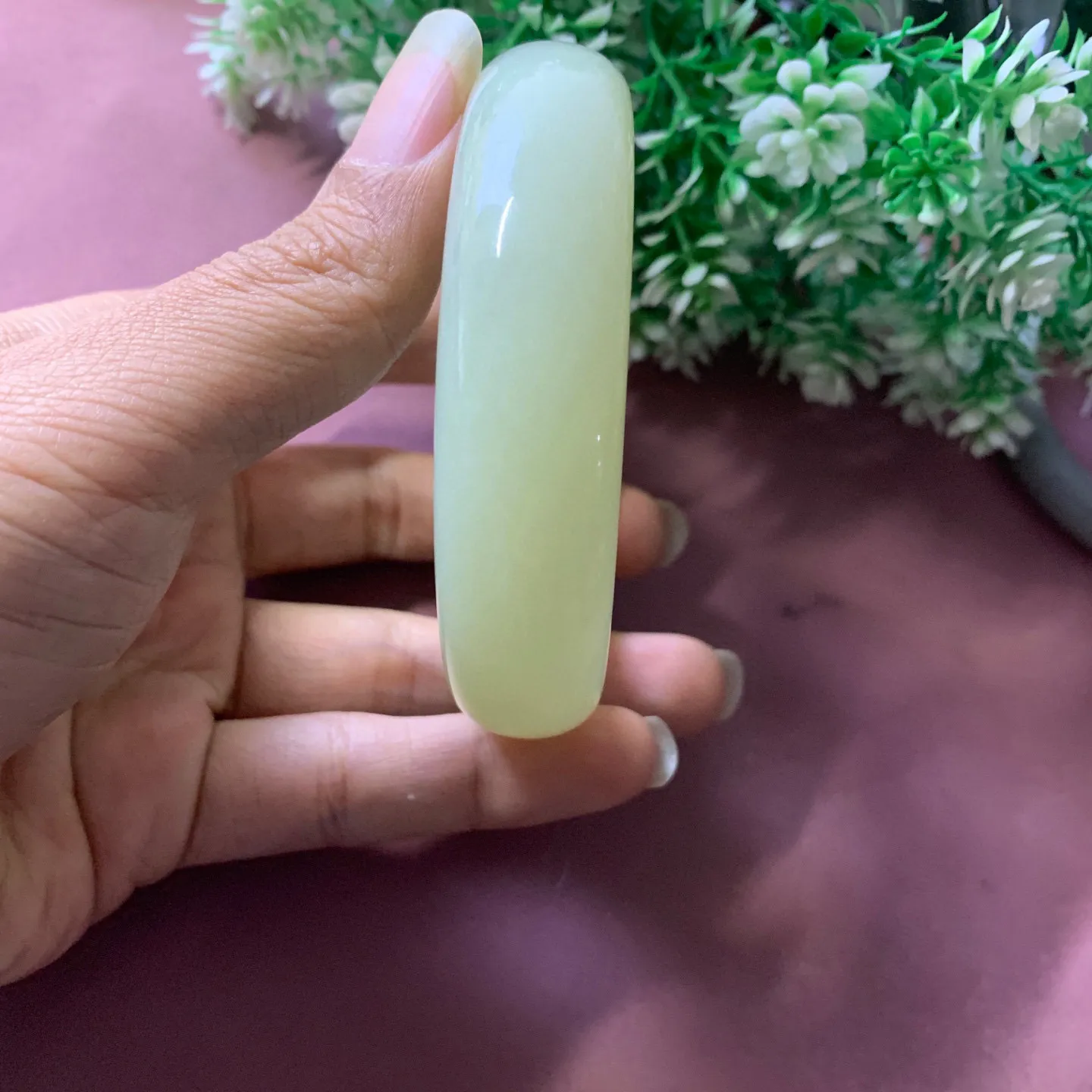 62.6圈口和田玉黄口料手镯【挽间柔情】，碧玉美人条手镯，镯型古朴典雅。在诗情画意的雨巷相遇，你是我腕间的一抹风情，有你眸有深情.清风荡漾湖间静水，我愿俯身低眉，在烟波涟漪处寻你