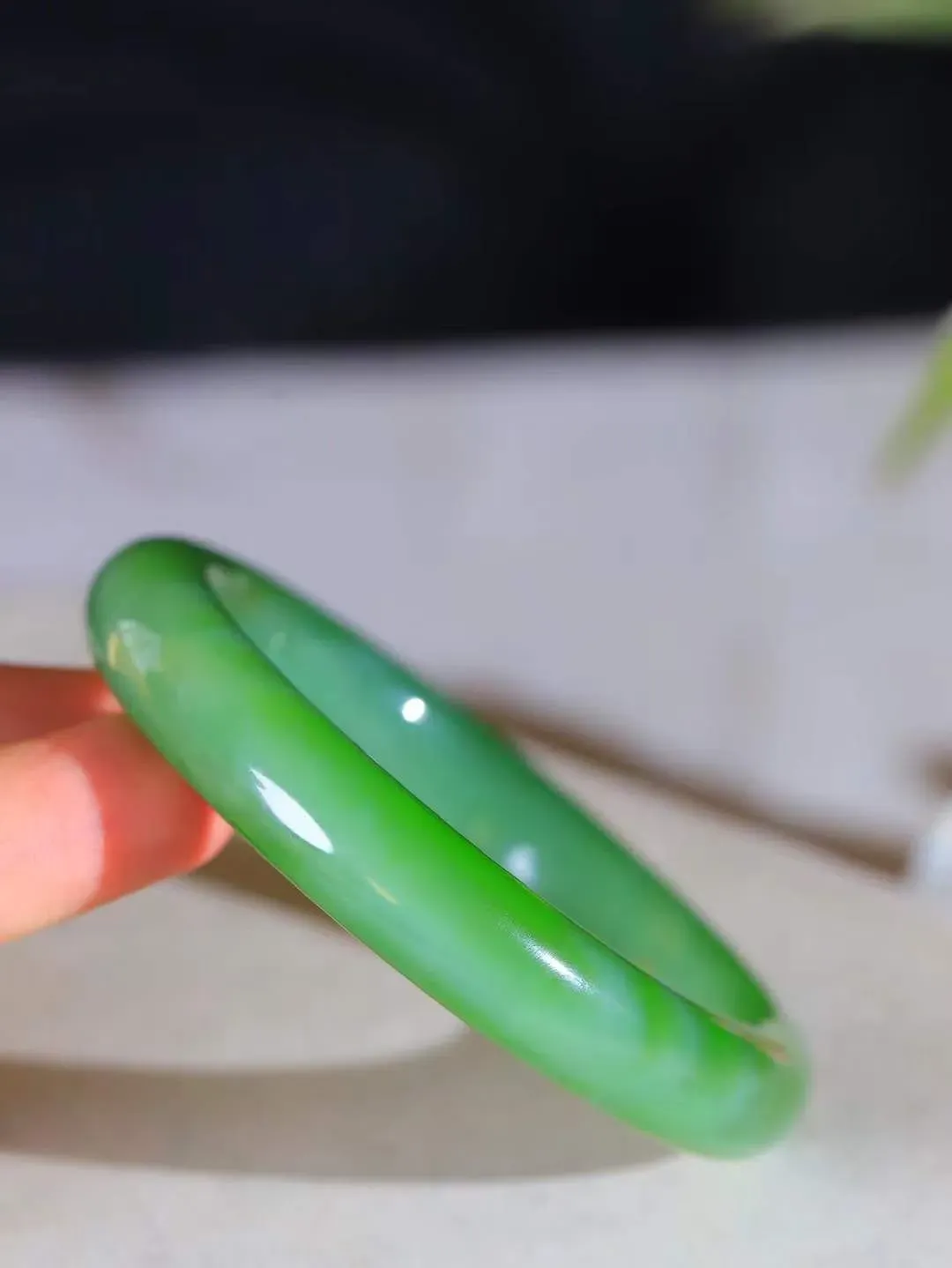 【碧色荡漾·手镯】

典藏级臻品和田玉碧玉猫眼手镯，玉质细腻温润，手感舒适，️线条流畅，简约大气，美自天成，佩戴于腕间，婉约之美，举手投足间透出那份低调奢华，醉人心扉。重62克  内径圈口59mm  尺寸12-9.7mm  FDA-66120633