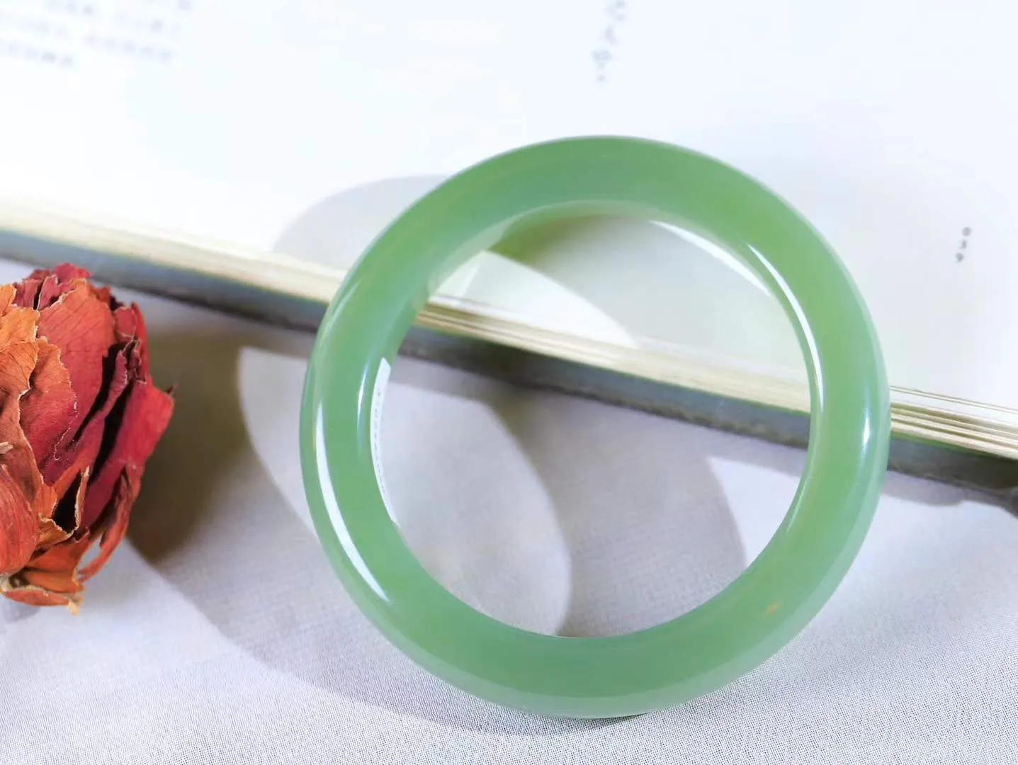 【悠悠芳华.镯】

收藏传家级臻品和田玉碧玉微猫眼手镯 玉质温润 青葱岁月，尽收腕中，婉转流畅，