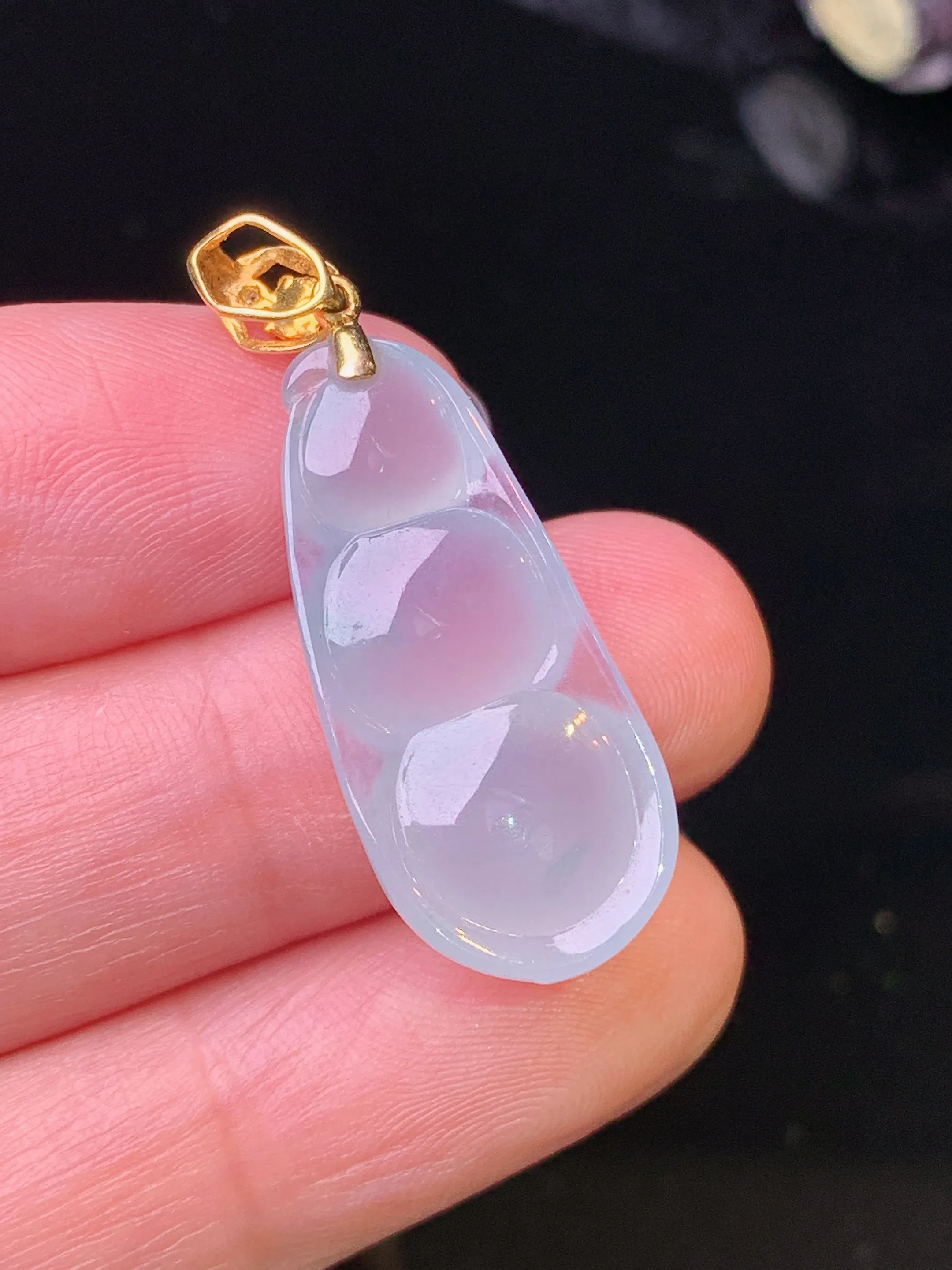 18k金镶嵌冰种四季豆吊坠 玉质细腻 水润亮眼 色泽艳丽 整体尺寸33.8*12*6.2