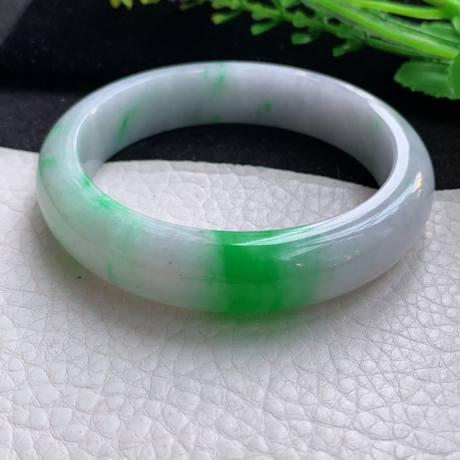 js自然光57*13.6*8.3平安镯 翡翠a货玉手镯飘阳绿宽边玉手环