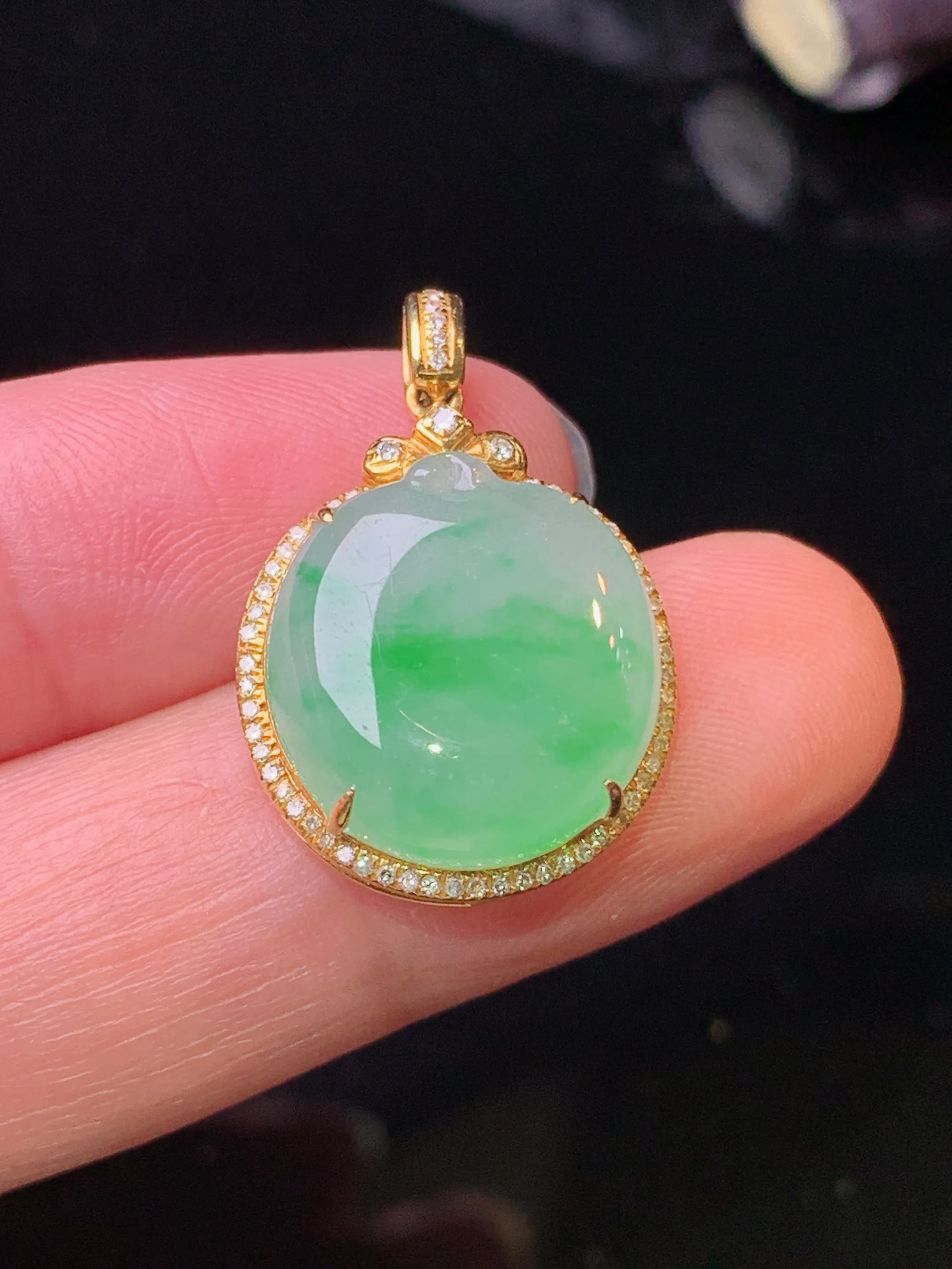 18k金钻镶嵌翠绿苹果吊坠 玉质细腻 水润亮眼 色泽艳丽 整体尺寸24.6*16.6*7