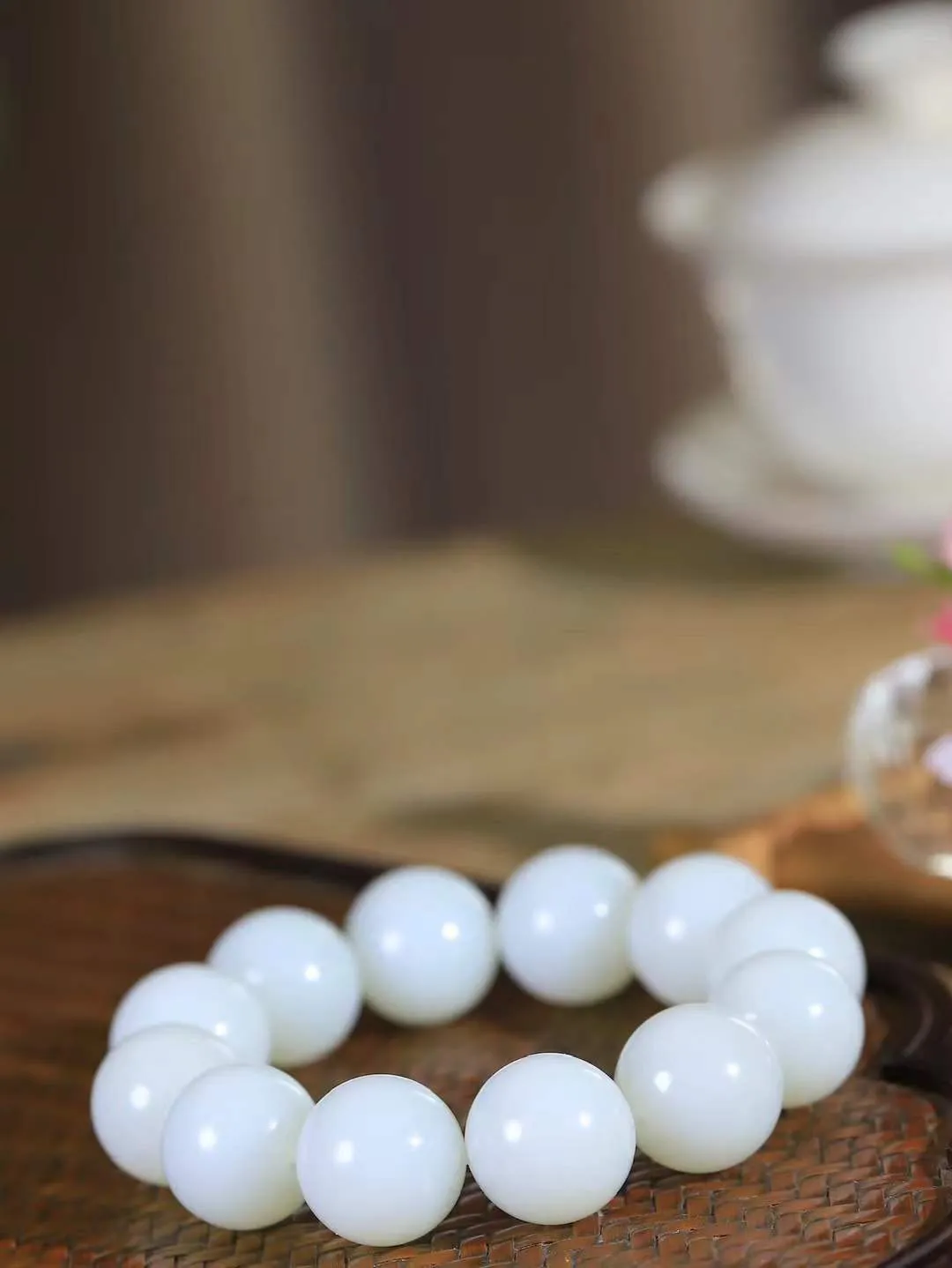 【珠圆玉润.手串】

精品️和田玉白玉珠圆玉润手串 玉质温润细腻  整串打磨圆润，佩戴舒适。珠珠落