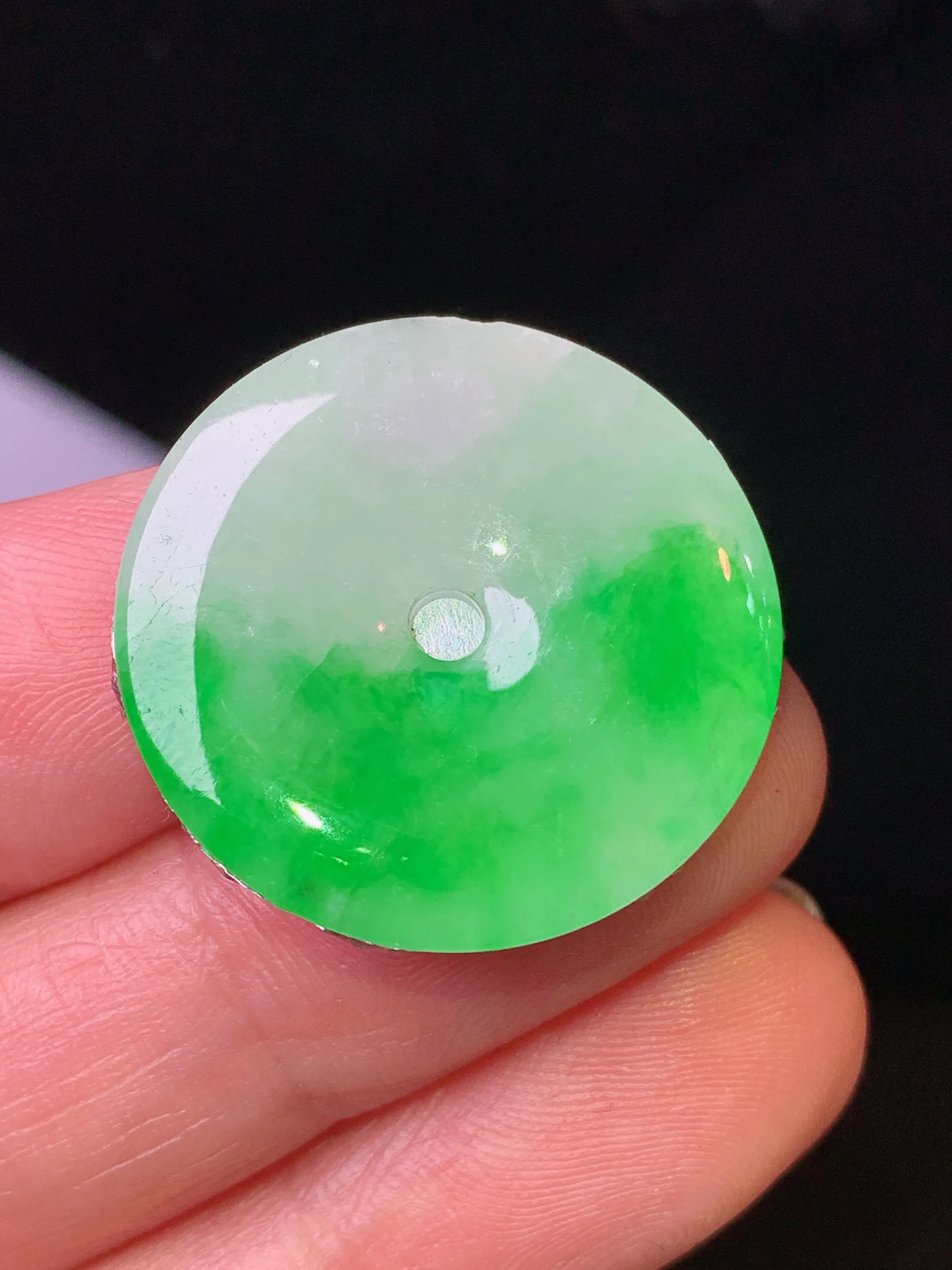 飘绿平安扣吊坠 玉质细腻 水润亮眼 色泽艳丽 整体尺寸24.2*2.5