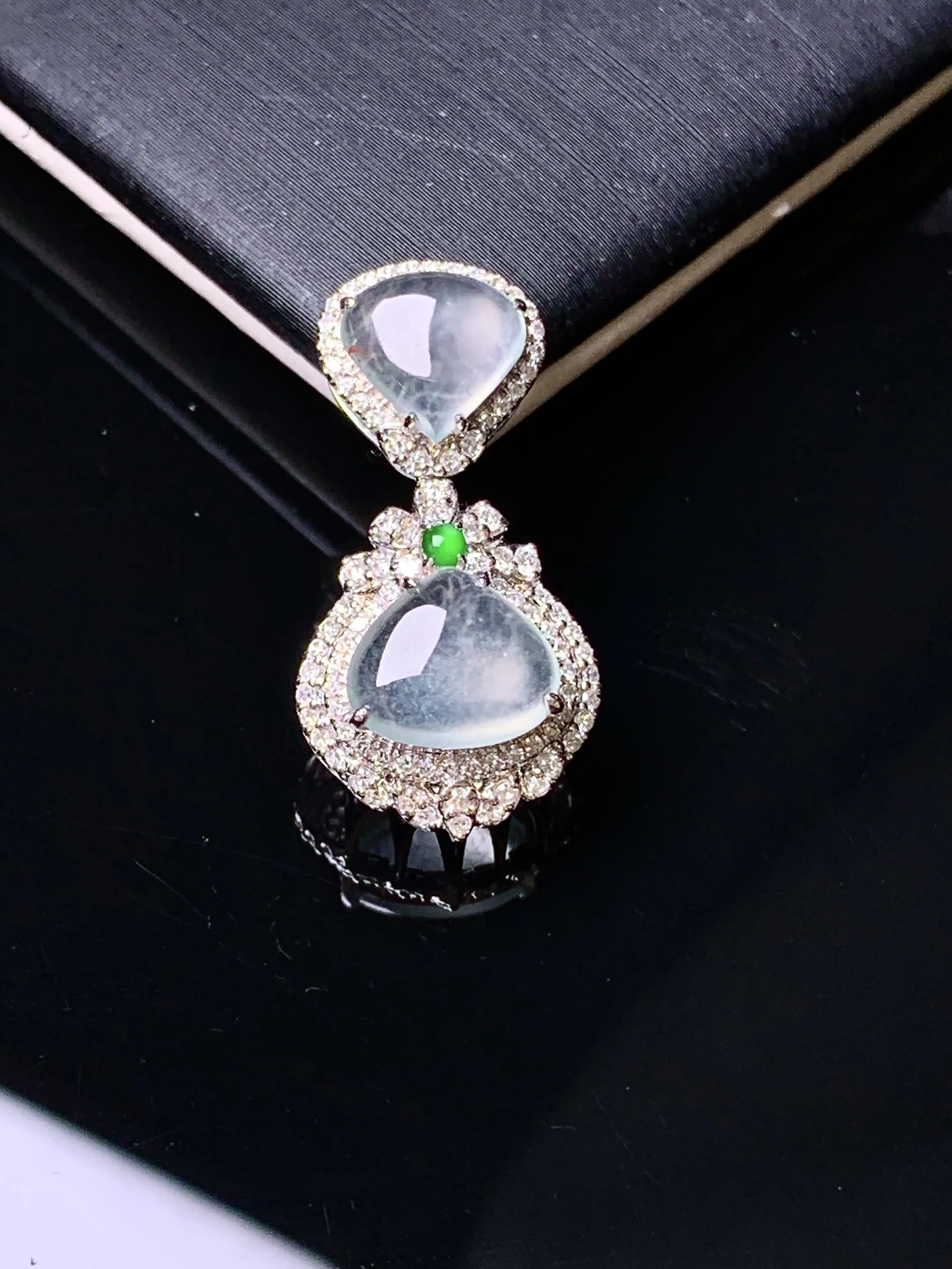 18k金钻镶嵌冰种心形吊坠 玉质细腻 水润亮眼 色泽艳丽 整体尺寸24*12.3*8.3