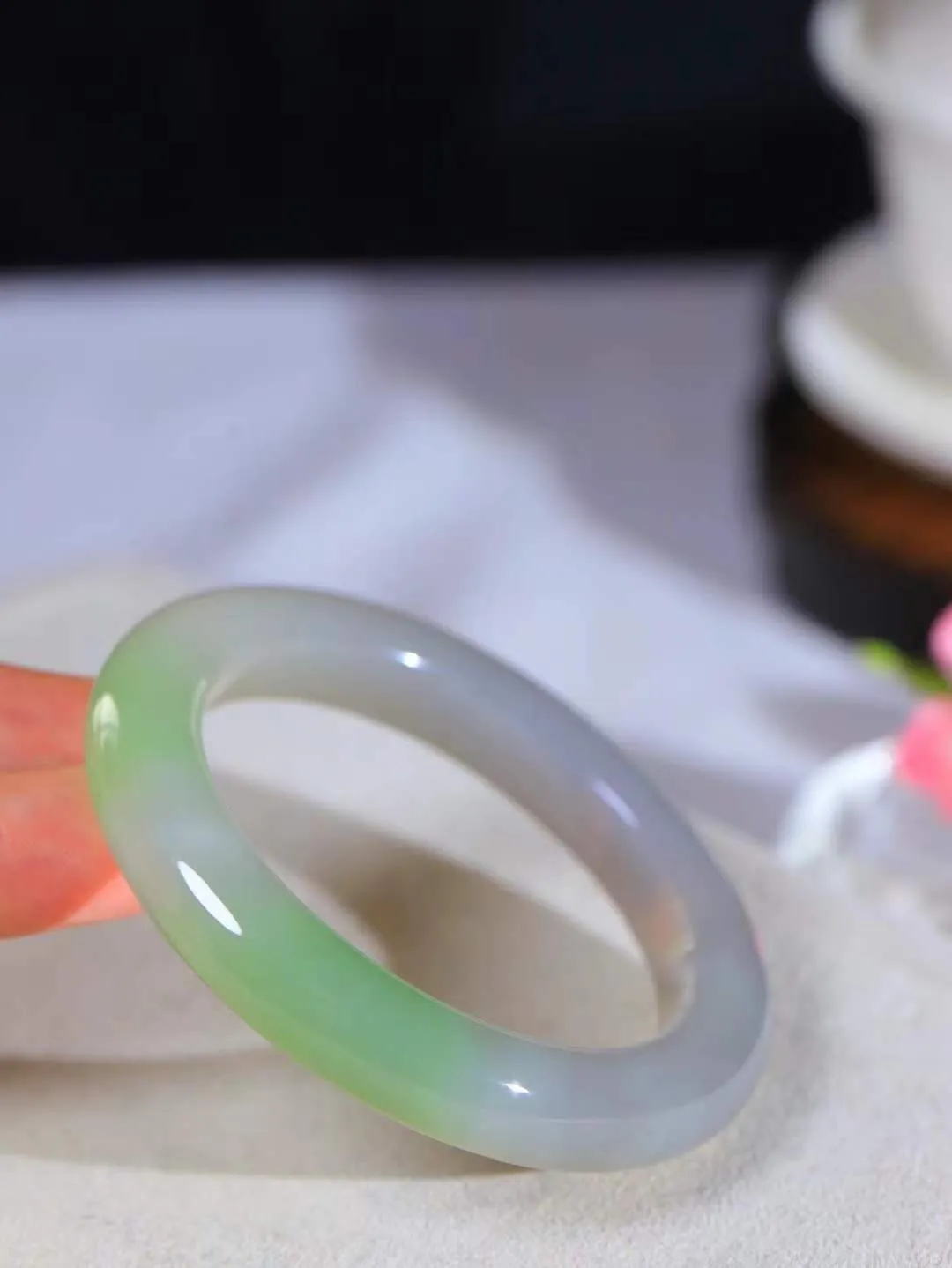 【腕间柔情.手镯】   

收藏级臻品️和田玉烟紫翠青双色手镯 玉质温润细腻 油性十足 古朴秀雅 轻抚岁月的栏杆软香温玉，腕间玉镯轻轻晃动，令人情动心间，撷一缕月末的芬芳，把心思铺陈，时光静美，惟有你最温柔。重58.6克   尺寸54-11.4-10mm  46124700T