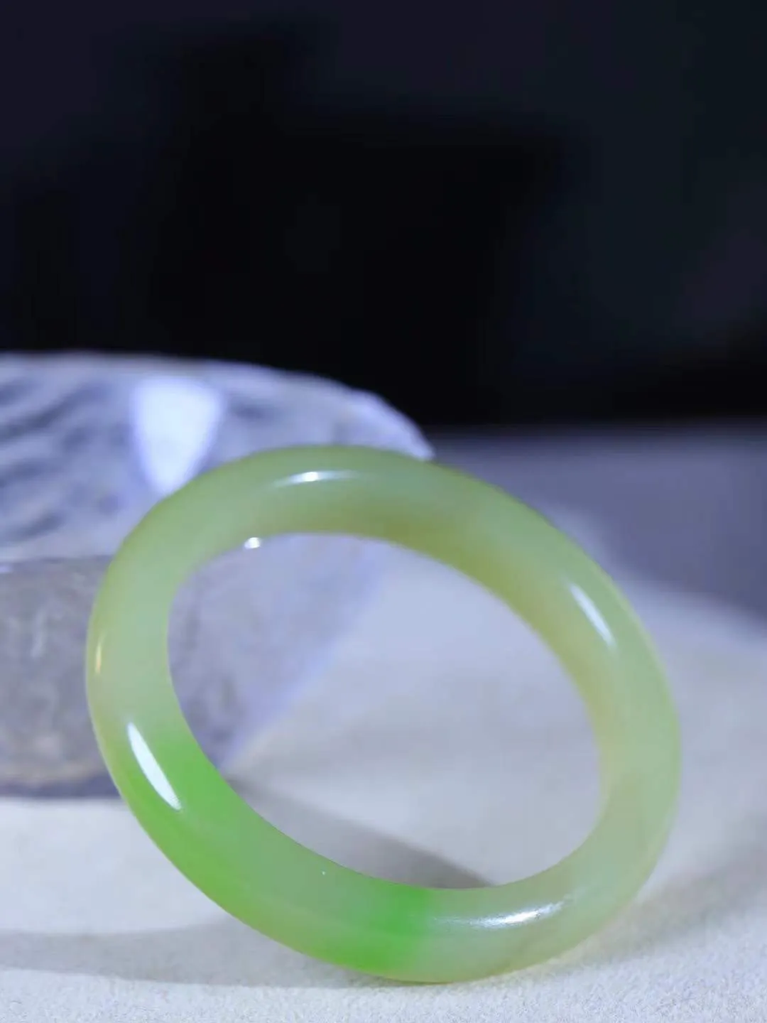 【翠色怡人.手镯】

精品和田玉翠青手镯，精品超级美镯，玉质细腻饱满，️温润脂香，仙雾缥缈，怡静如画，意蕴十足～，戴于腕间，神秘与高贵并存，给人以出尘的风雅，优美脱俗，气质非凡。重43克 内径51mm尺寸11.8-8.4mm FDL-19120749