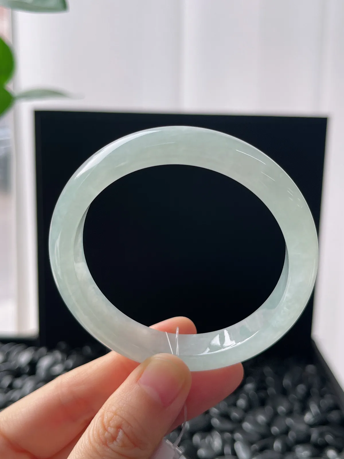 正圈53.5圈口，翡翠冰糯种淡绿色手镯