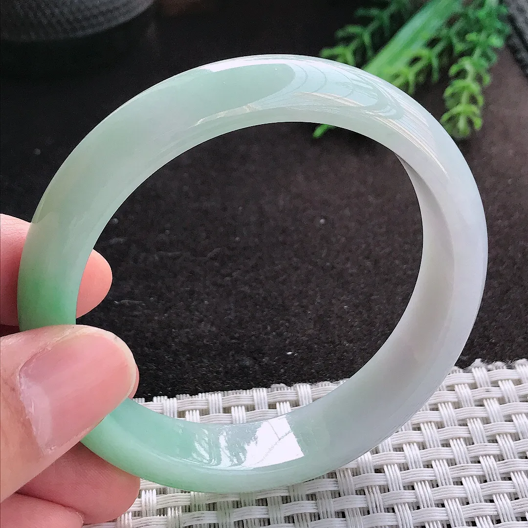 天然A货翡翠58/13.7/7.8老坑冰润飘绿手镯宽边玉镯