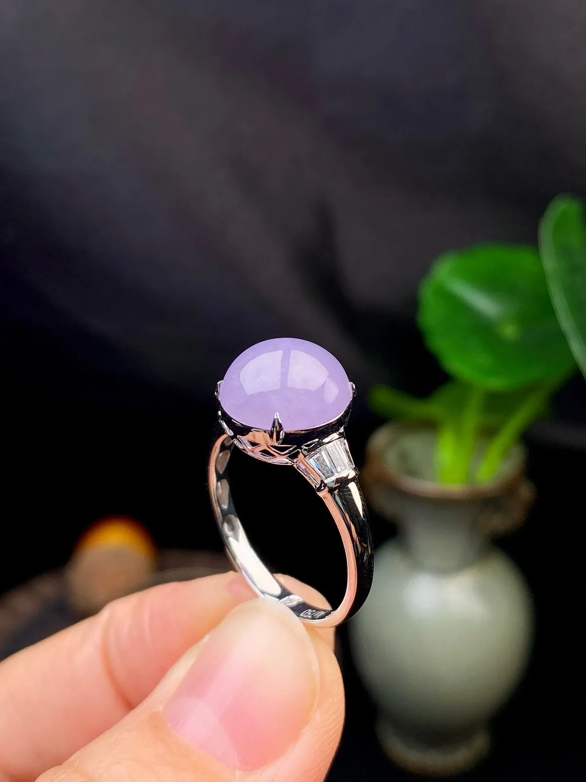 【冰种紫蛋面戒指】饱满度很好，无纹无裂，晶莹剔透，18k金钻镶嵌，裸石尺寸10.6*10*5毫米