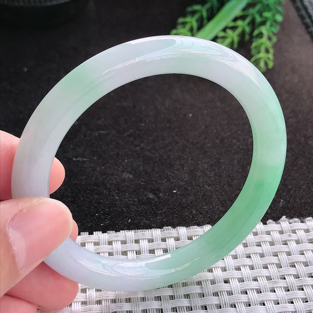 天然A货翡翠56/8.4/8.9老坑冰胶水灵飘绿圆条手镯玉镯