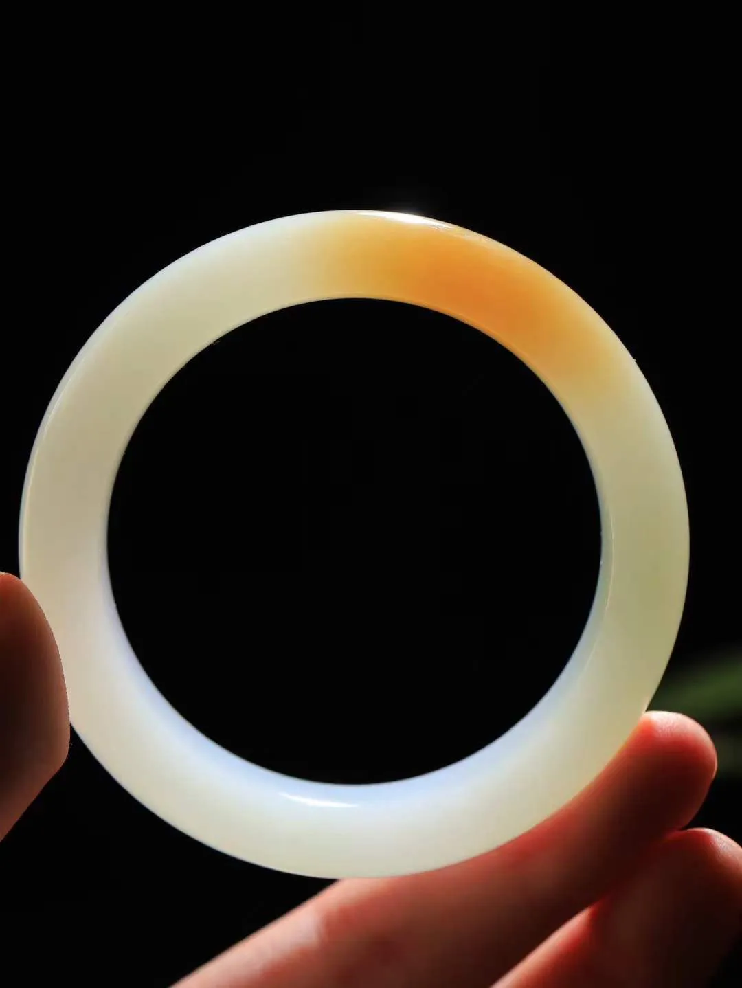 【暖玉生香·手镯】

收藏级和田玉糖白玉手镯，质地油润细腻，色泽高贵典雅，镯型古朴典雅。在诗情画意的雨巷相遇，你是我腕间的一抹风情，有你眸有深情，清风荡漾湖间静水，我愿俯身低眉，在烟波涟漪处，寻你深情倩影。内径54.5mm尺寸15-9.6mm重70.4克fDL-181172900