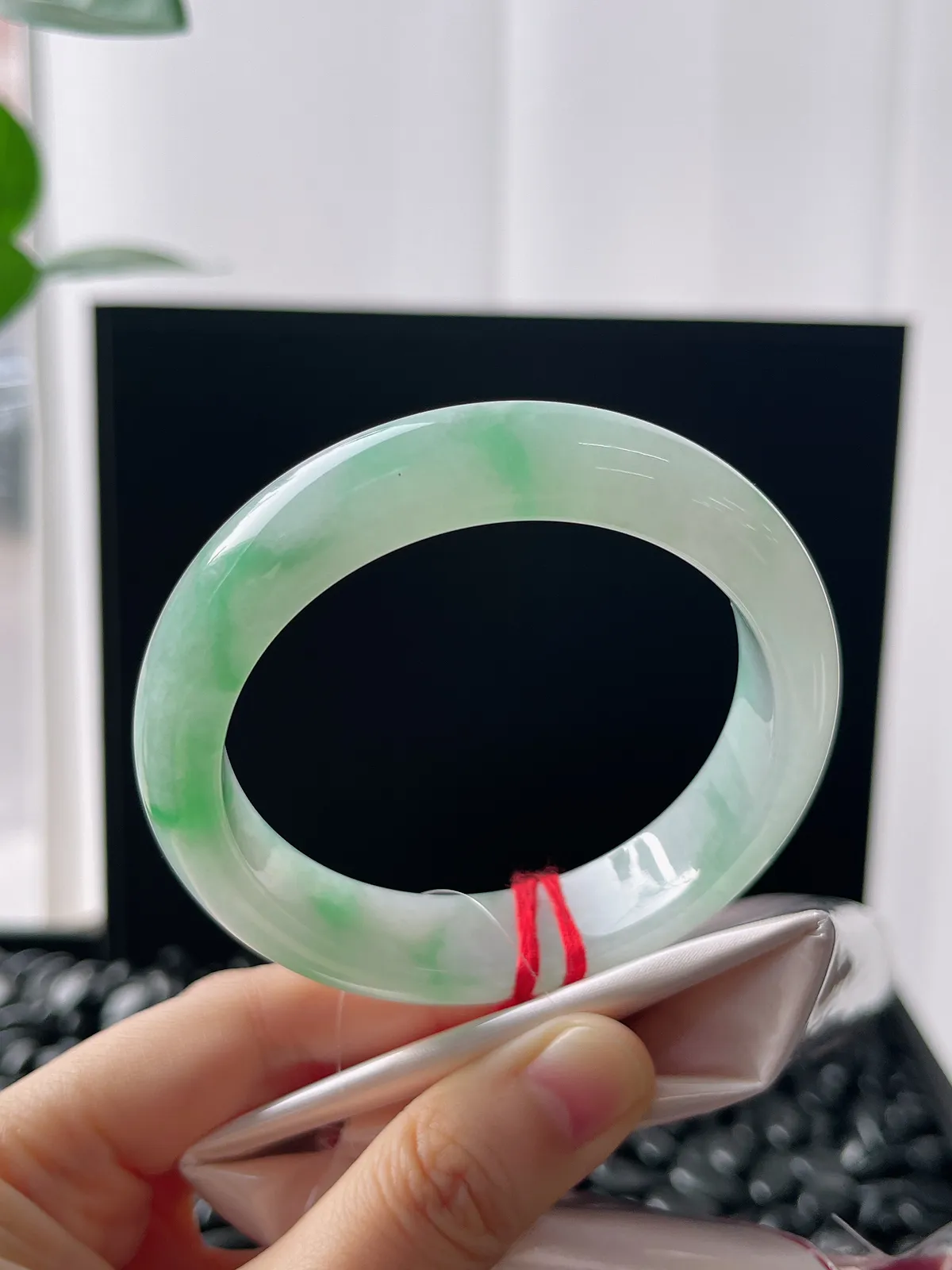 正圈55圈口，翡翠冰糯种淡绿色手镯