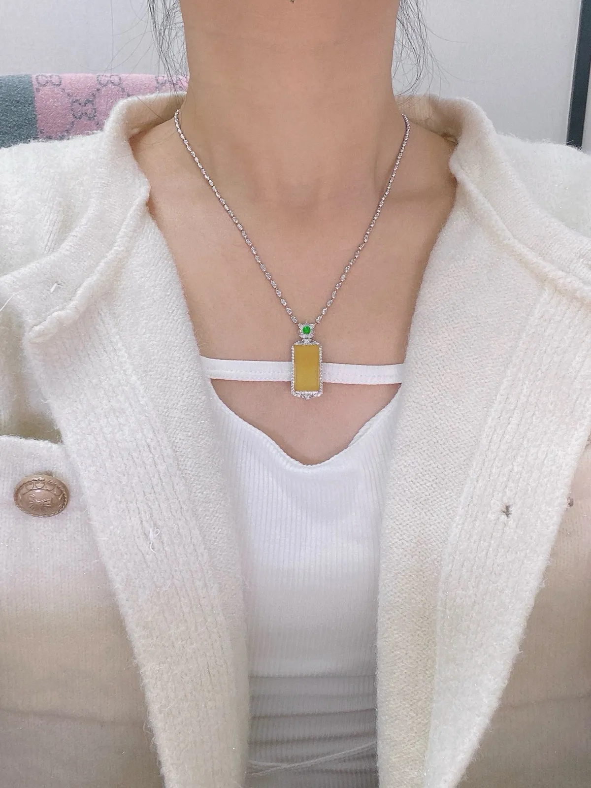 【冰种黄翡无事牌吊坠】质地细腻，冰润通透，晶莹闪亮。收藏品质，18k金钻镶嵌，裸石尺寸20.1*10.7*3.3毫米