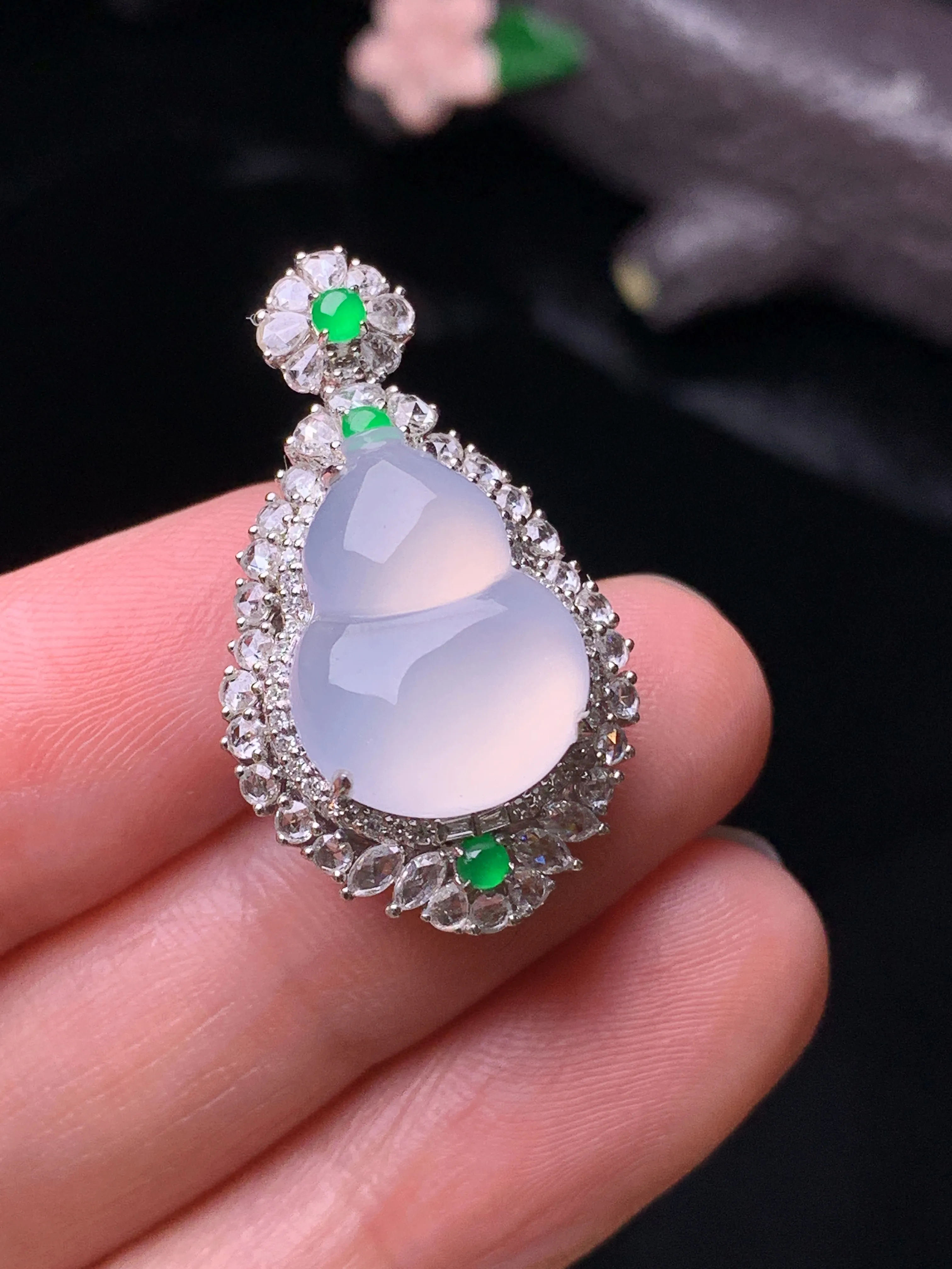 18k金钻镶嵌冰种葫芦吊坠 玉质细腻 水润亮眼 色泽艳丽 整体尺寸29.3*17.5*13