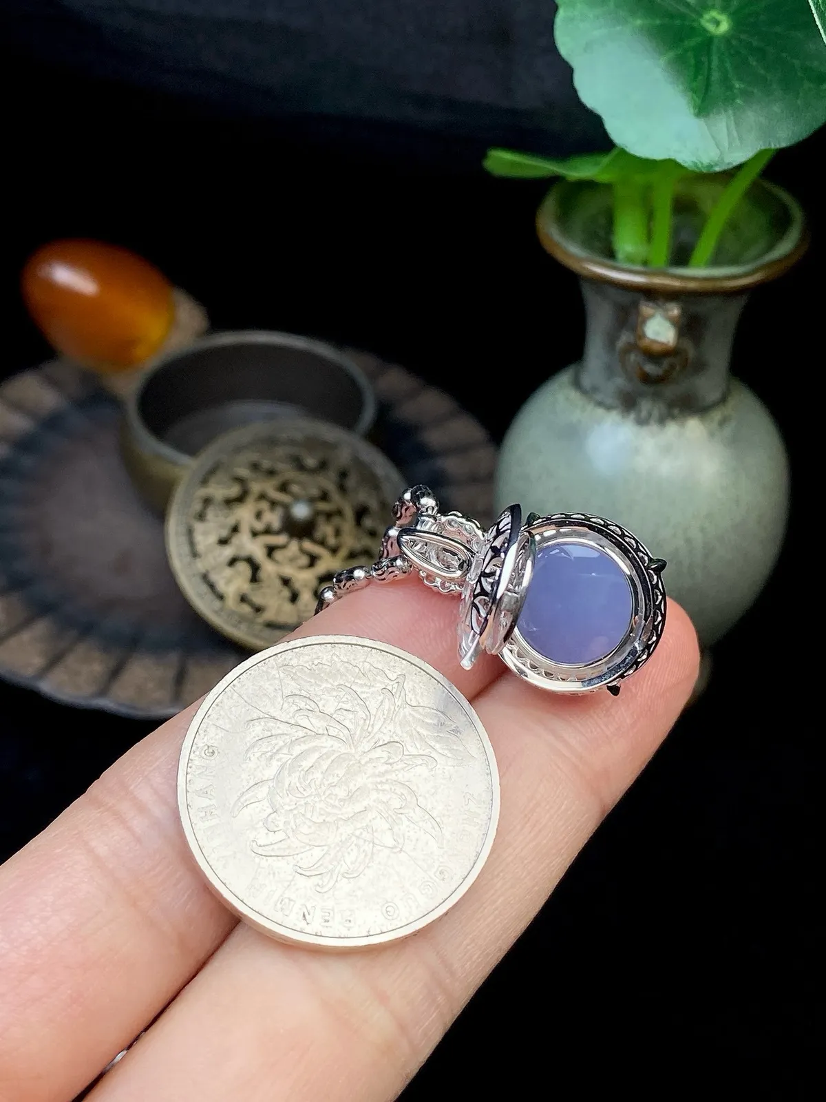 【冰种紫蛋面吊坠】质地细腻，饱满度很好，晶莹剔透，18k金钻镶嵌，裸石尺寸14.8*8.5毫米