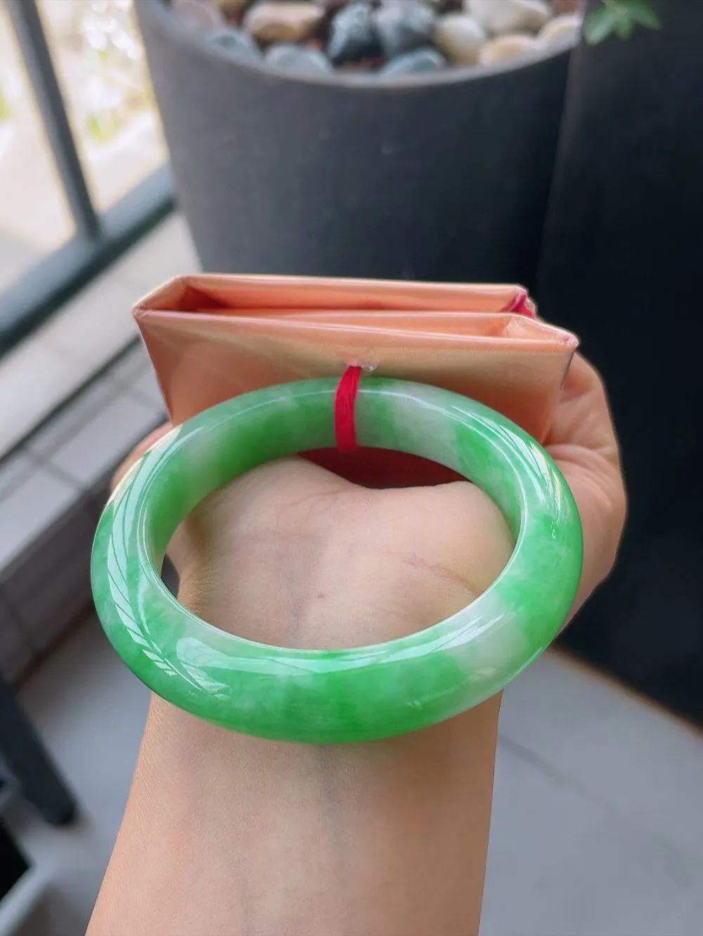 【翡翠名称】老种飘阳绿57正圈口翡翠手镯
【翡翠尺寸】57-12.8-10.6mm适合56-58正圈口佩戴  宝贝是自然光实拍哈
【翡翠描述】缅甸天然翡翠A货，种老水足，玉质细腻，色泽靓丽，性价比高，佩戴效果好！