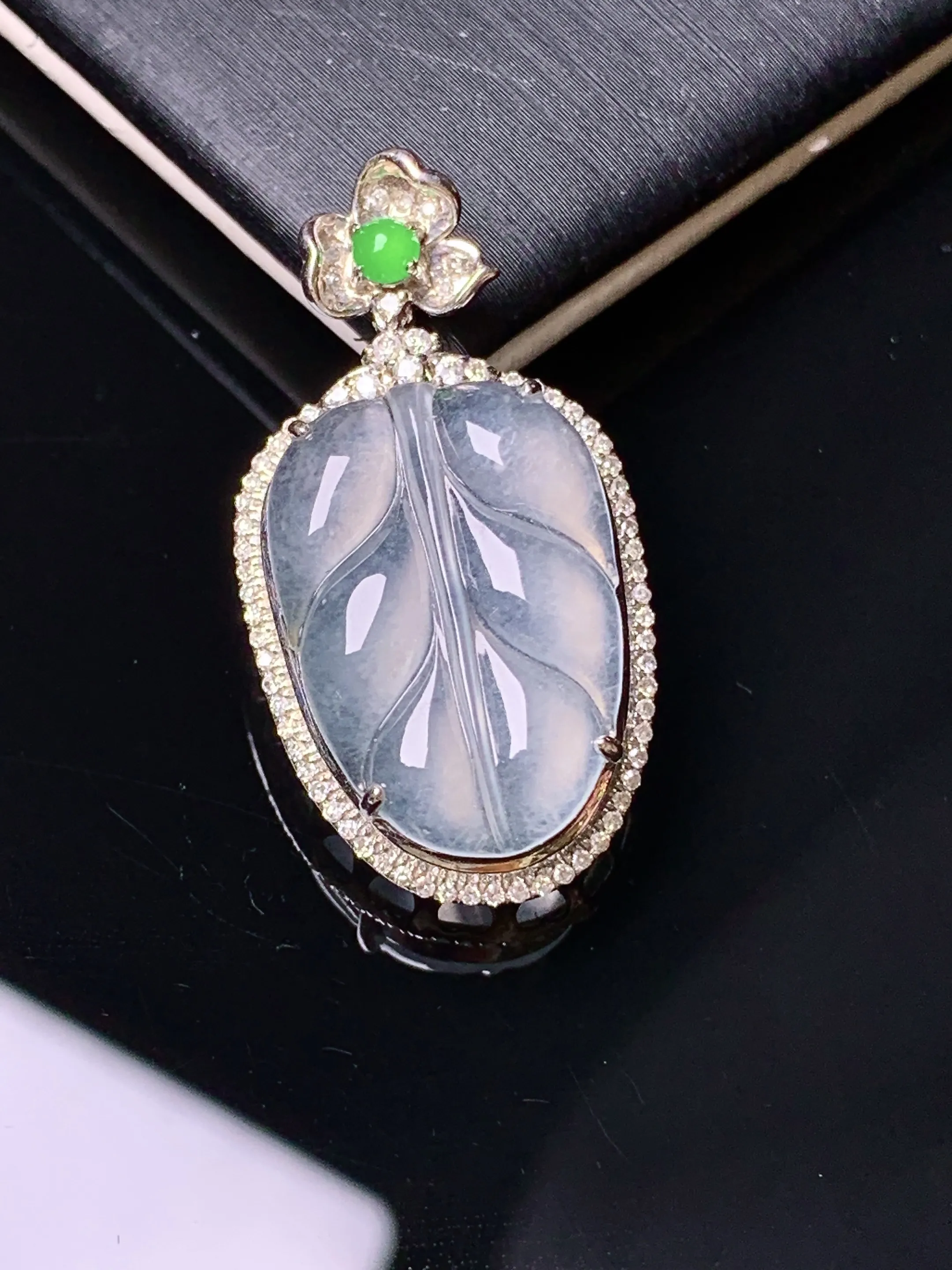 18k金钻镶嵌冰种树叶吊坠 玉质细腻 水润亮眼 色泽艳丽 整体尺寸29.6*15.7*6.8