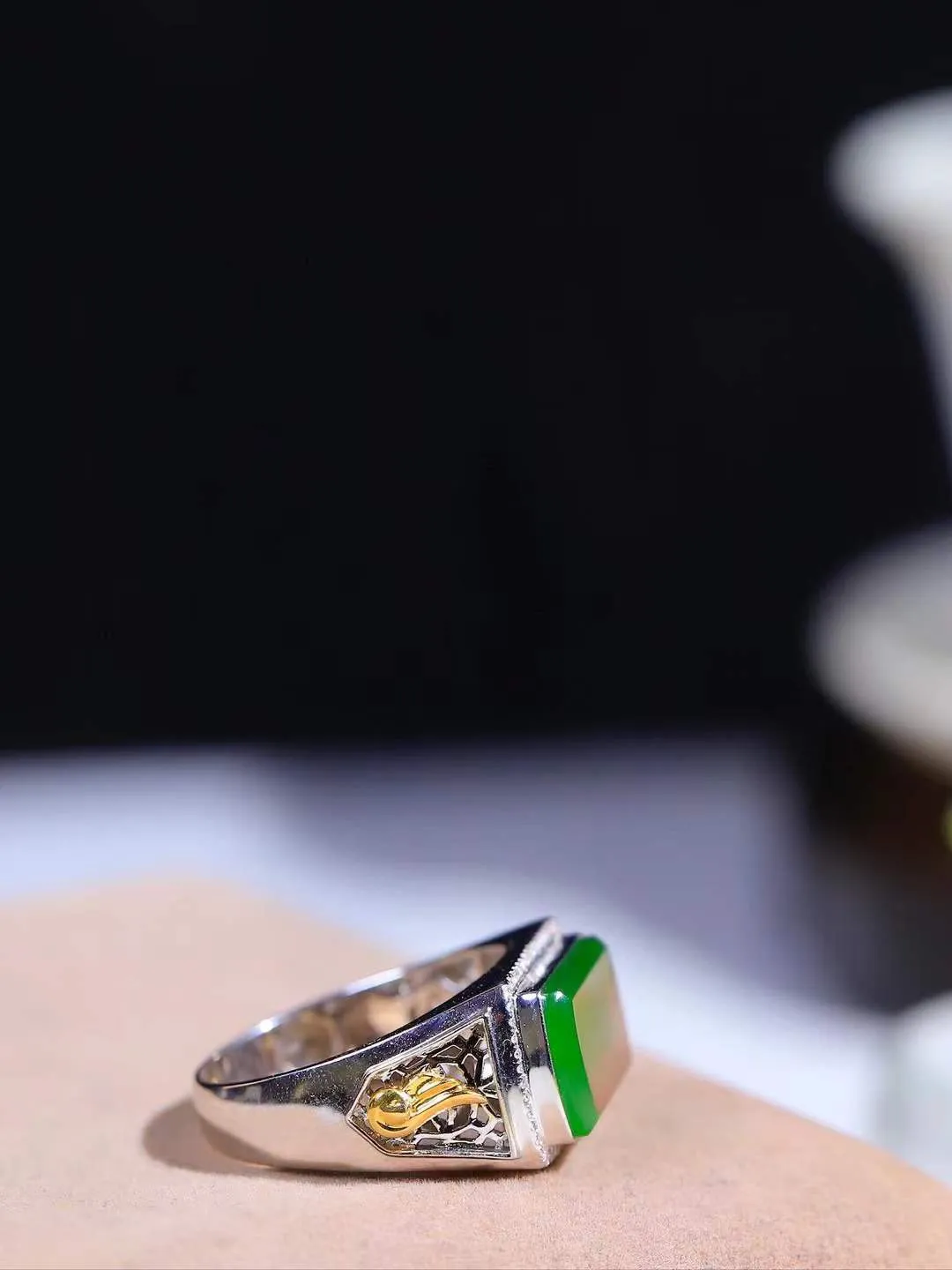 【金镶玉.戒指】

精品和田玉碧玉18k金戒指 玉质细腻温润 油性十足 ，不论时光如何流转变化，这枚