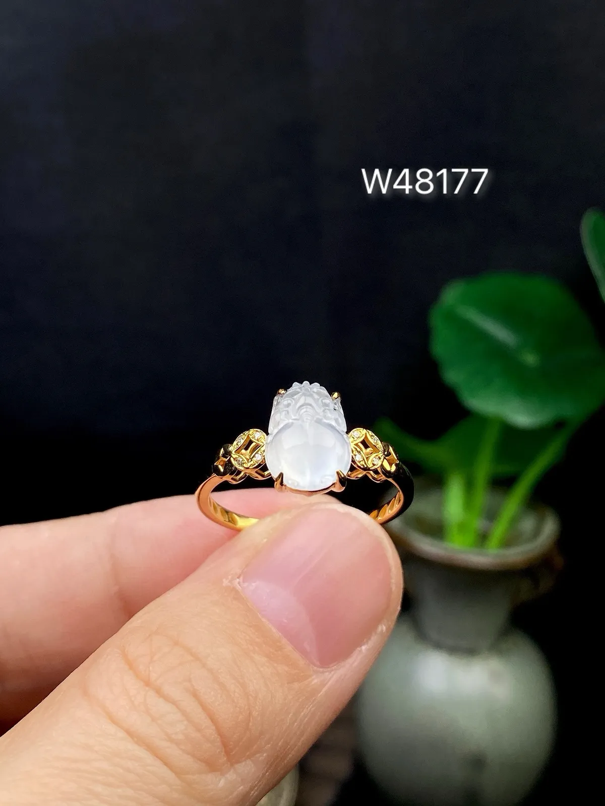 【冰种貔貅戒指】质地细腻，饱满度很好，晶莹剔透，18k金钻镶嵌，裸石尺寸8.6*6.8*3.7毫米