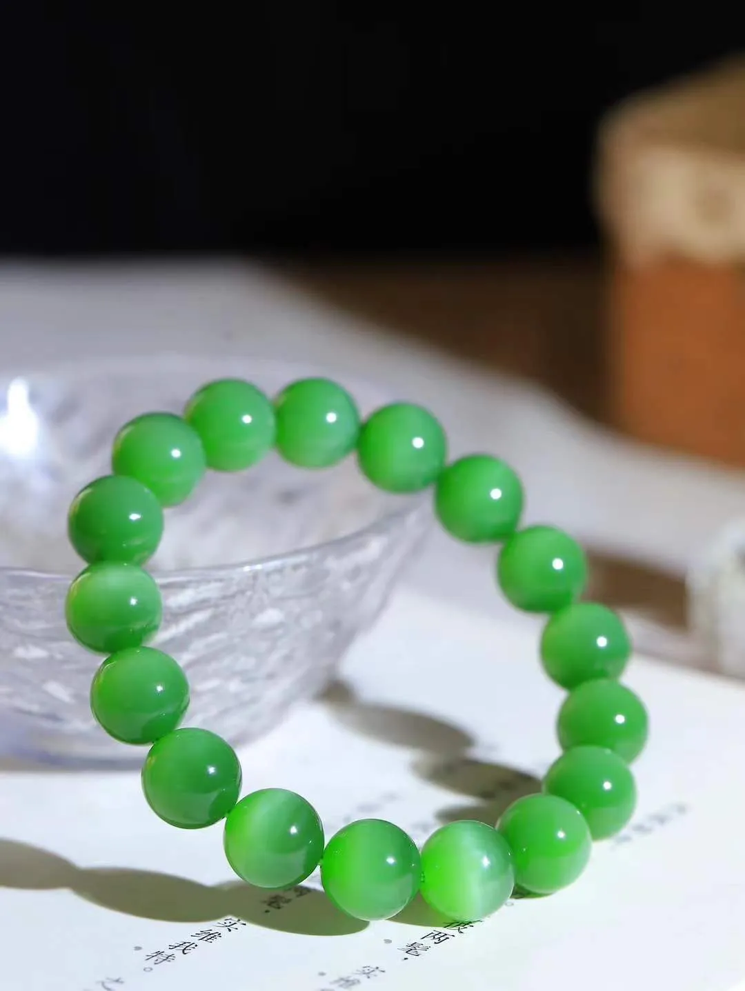 【珠圆玉润.手串】

收藏级臻品️和田玉碧玉猫眼珠圆玉润手串 玉质温润细腻  整串打磨圆润，佩戴舒适。珠珠落玉盘，间关莺语花底滑，一生美好时光，无论身在何处，都有它相伴相守。事事顺遂，幸福美满，吉祥如意。重46克 尺寸取一11.8mm FDT-16120713