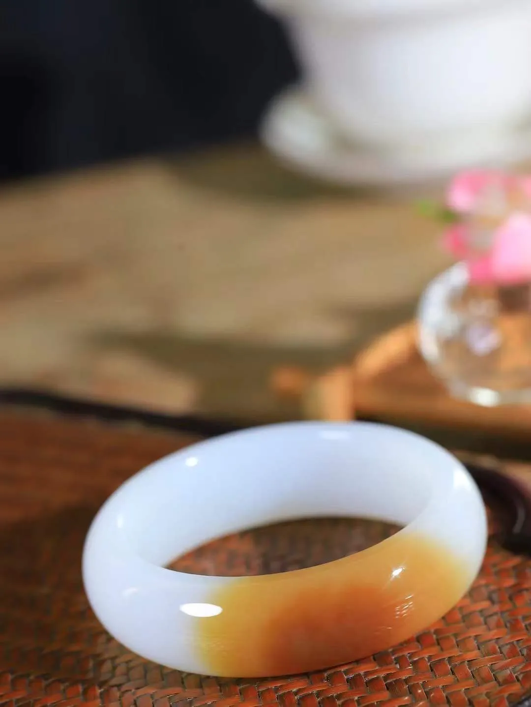 【婉约佳人.手镯】

收藏级臻品️和田玉糖白玉手镯 玉质温润细腻 油性十足 手感舒适，高华雅逸，线条流畅，简约大气，美自天成，素雅高贵。佩戴于腕间，婉约之美，举手投足间透出那份低调奢华。重89克 内径55mm  尺寸18.7-9.9mm   FDA-78120633