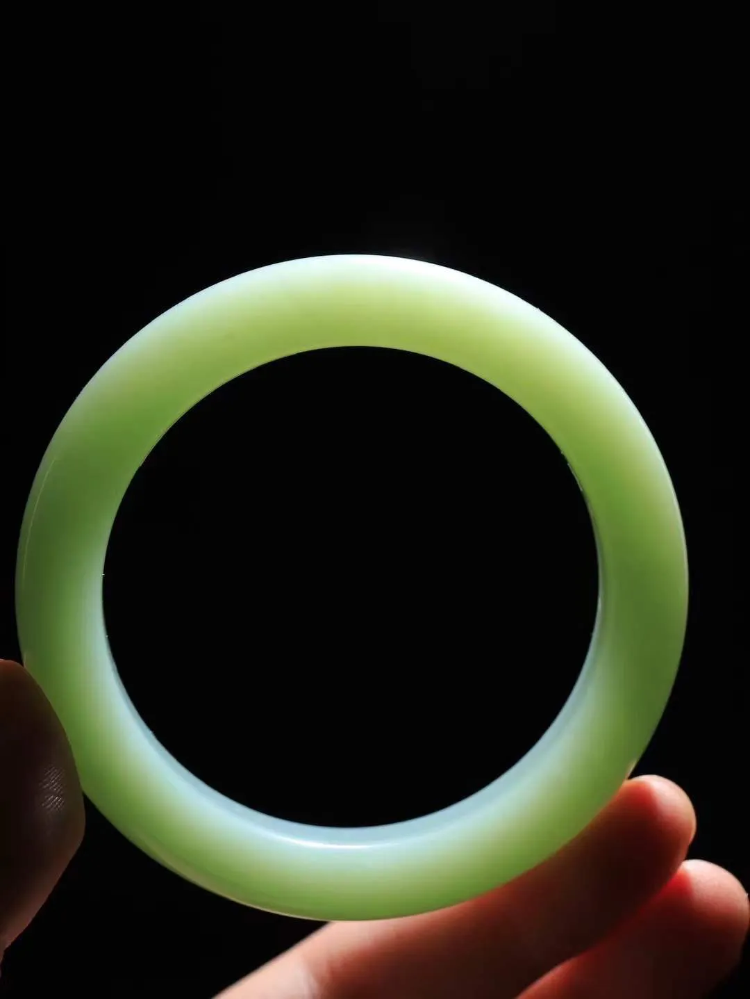 【悠悠芳华.镯】

收藏传家级臻品和田玉碧玉微猫眼手镯 玉质温润 青葱岁月，尽收腕中，婉转流畅，凝岁月悠长。盈一眸恬淡，挽一抹绿意。重60.8克 内径56mm尺寸11.9-9.7mm   86120655A