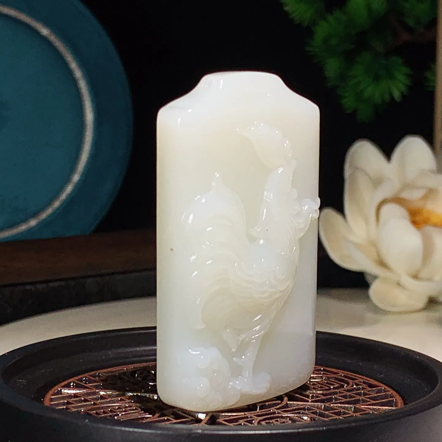 和田玉白玉官运亨通鸡牌子挂件。尺寸54/32/12重41.4克。玉质细腻油润。手推出油。佩戴高端典雅