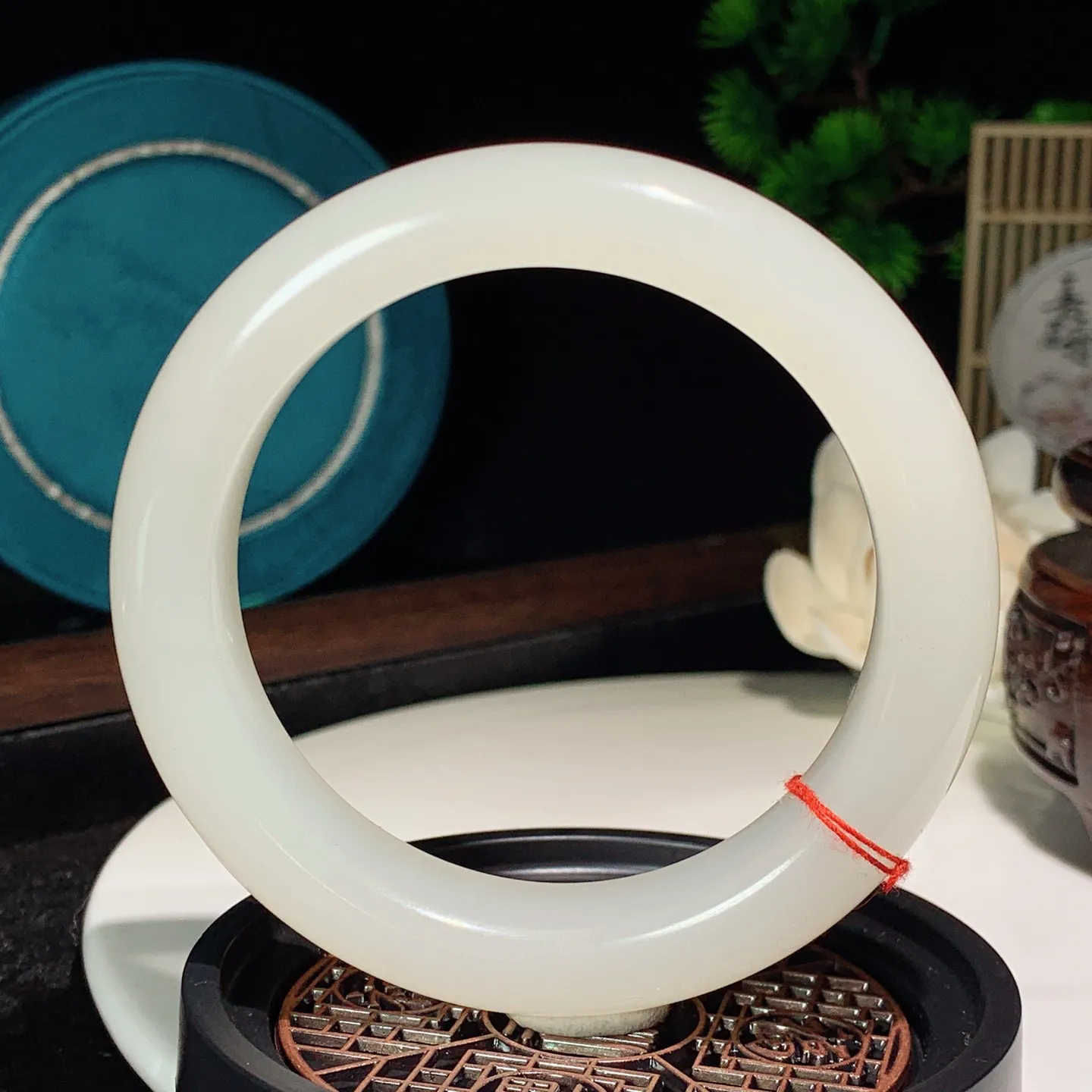 60圈口 和田玉白玉高冰羊脂白手镯。圈口60条宽15厚11重86克。玉质细腻油润。手推出油。佩戴高端