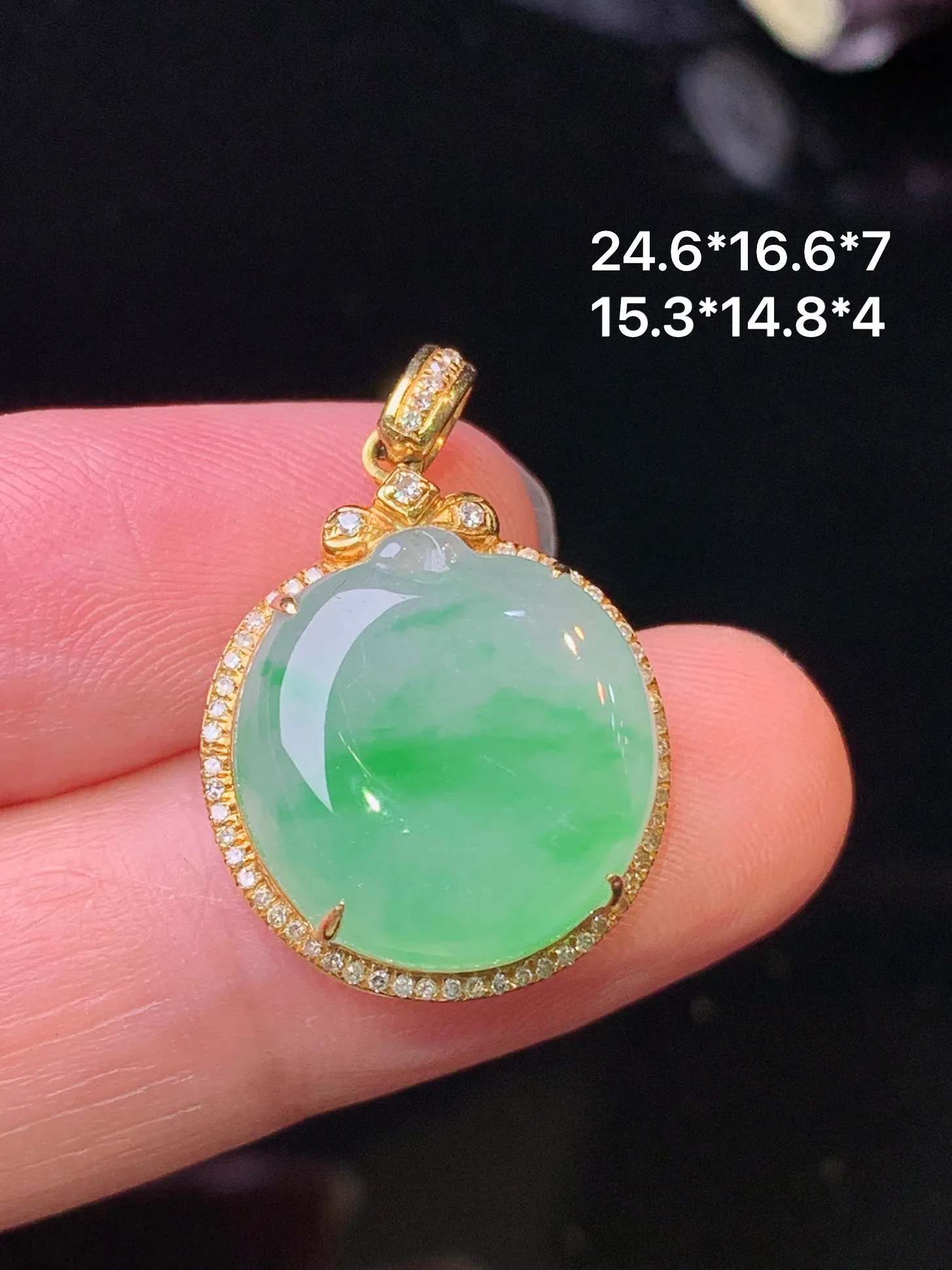 18k金钻镶嵌翠绿苹果吊坠 玉质细腻 水润亮眼 色泽艳丽 整体尺寸24.6*16.6*7