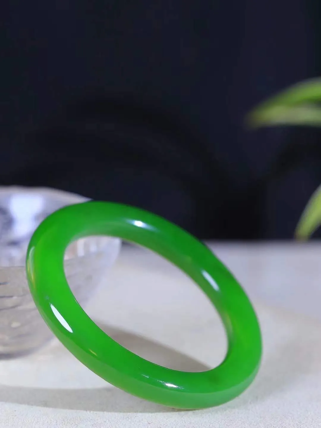 【温润如心.镯】

收藏级臻品️和田玉碧玉圆条手镯，精选上等碧玉料，色泽清透，质地细腻。佩戴它，感受千年玉文化的温润与优雅，愿它为您带来平安与幸福。重55.2克  尺寸54-10.5-10.9mm  10120611A