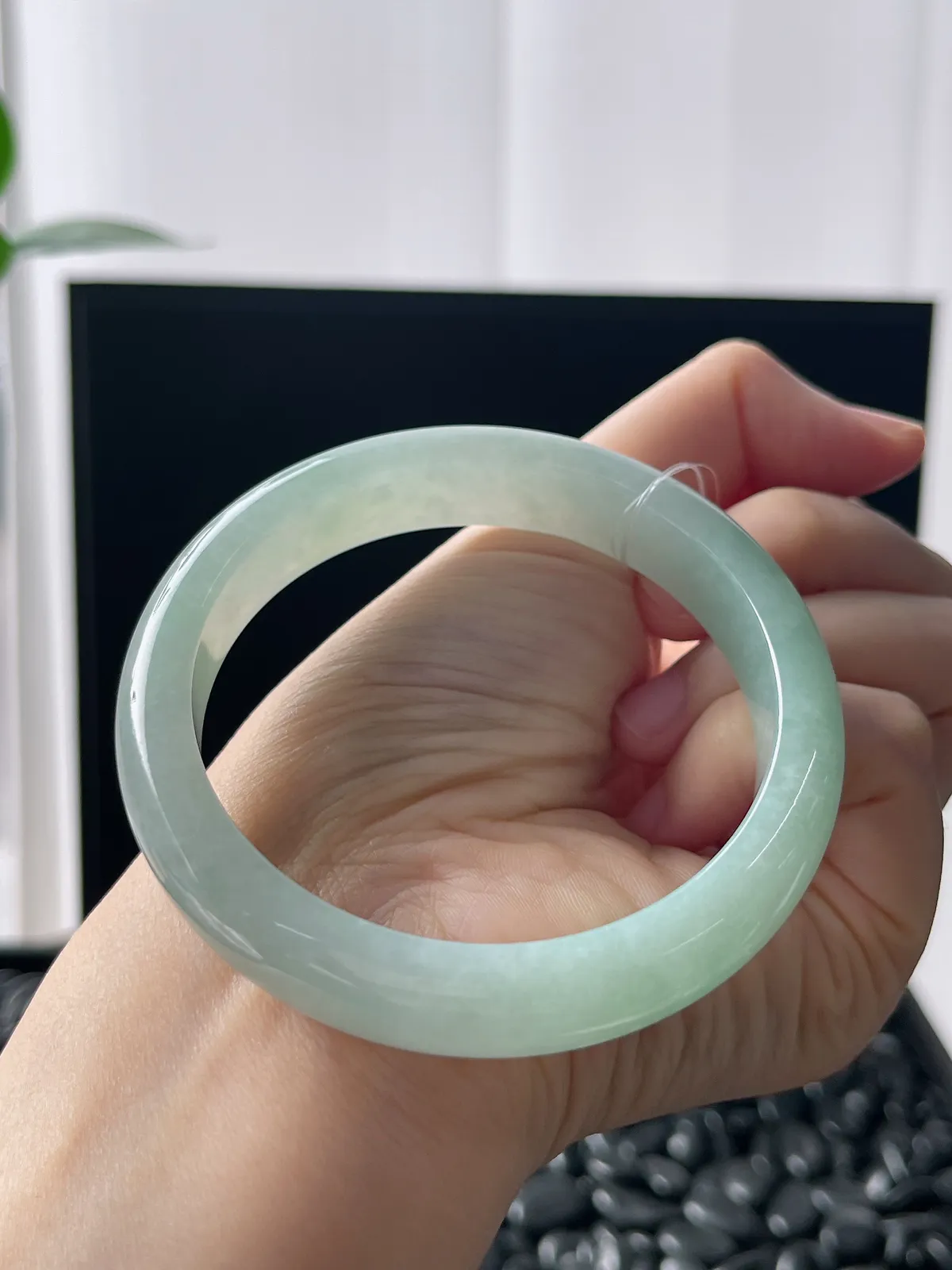 正圈57.5圈口，翡翠糯化种飘绿手镯