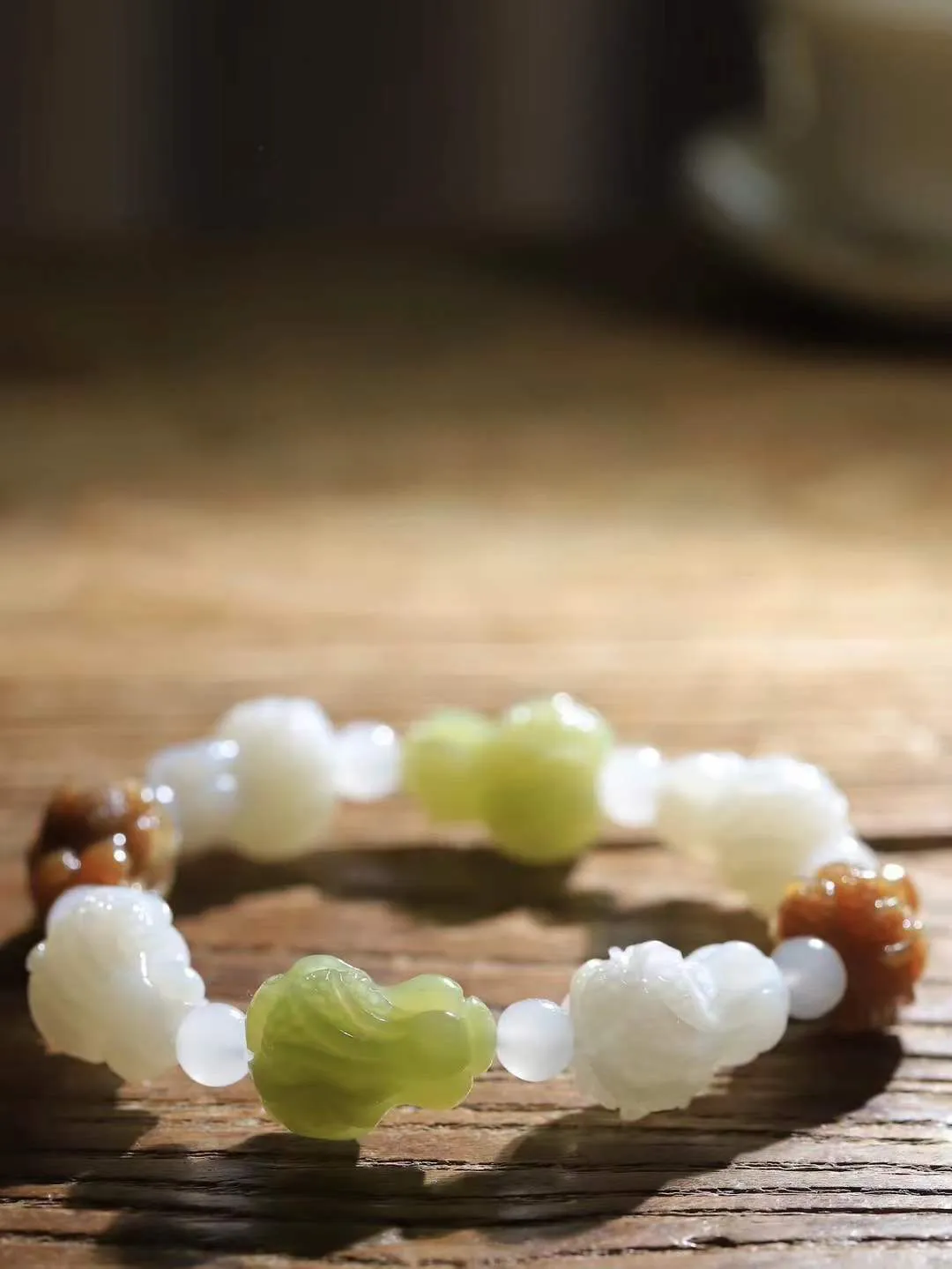 【百财聚来·手串】

精品和田玉三色白菜手串，玉质温润细腻，手感上佳，精工雕琢白菜，造型精致，根茎叶片无不生动细腻，令人爱不释手，工艺精湛细腻，富贵吉祥。
重73克   尺寸取一25-18-15.8mm   81120700A