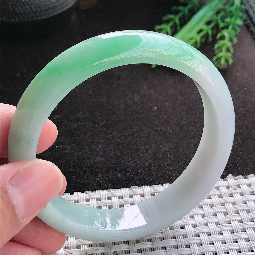 天然A货翡翠58/13.7/7.8老坑冰润飘绿手镯宽边玉镯