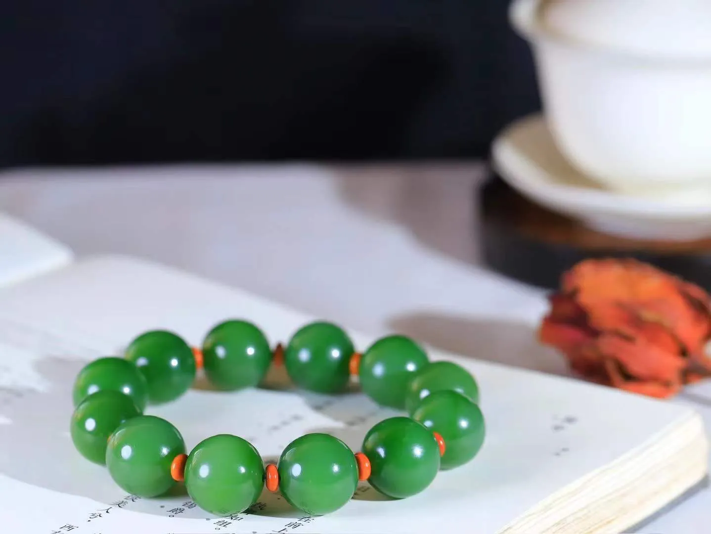 【珠圆玉润.手串】

收藏级臻品️和田玉碧玉珠圆玉润手串 玉质温润细腻  整串打磨圆润，佩戴舒适。