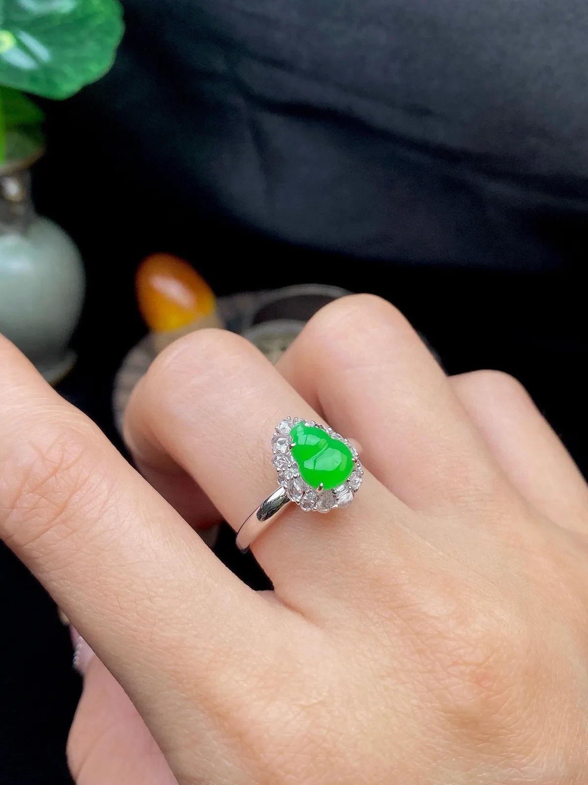 【冰种满绿葫芦戒指】质地细腻，冰润起光，胶感强烈，冰感明显，18K金钻精美镶嵌，裸石尺寸8.1*6.3*2.6毫米