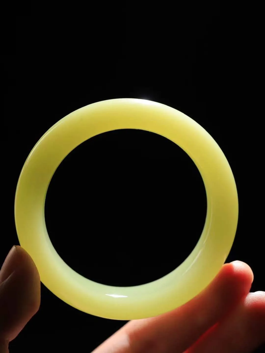 （一见倾心.手镯）

典藏级臻品️和田玉黄口手镯，玉质温润细腻 油性十足 手感舒适，高华雅逸，线条流畅，简约大气，美自天成，素雅高贵。佩戴于腕间，婉约之美，举手投足间透出那低调奢华。重71克 尺寸53.5-15-10mm16126730T