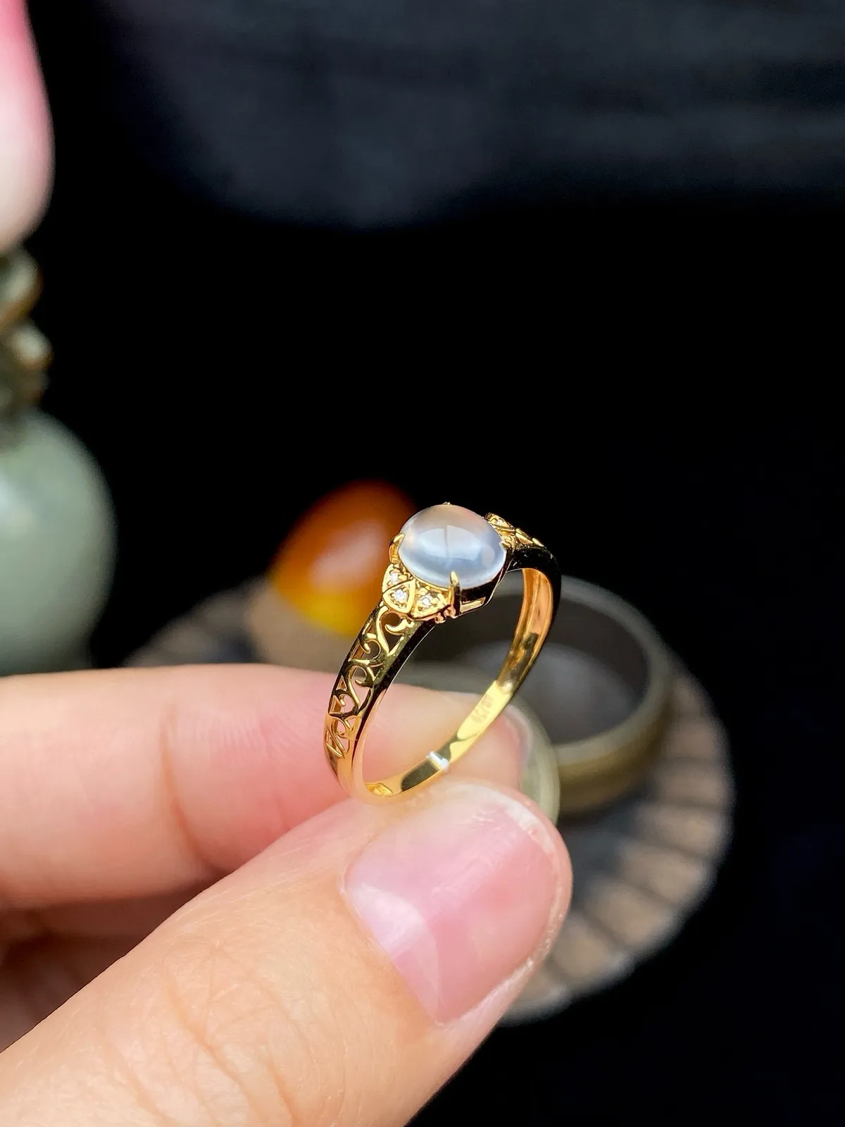 【冰种蛋面戒指】质地细腻，饱满度很好，晶莹剔透，18k金钻镶嵌，裸石尺寸6.3*5.5*2.8毫米