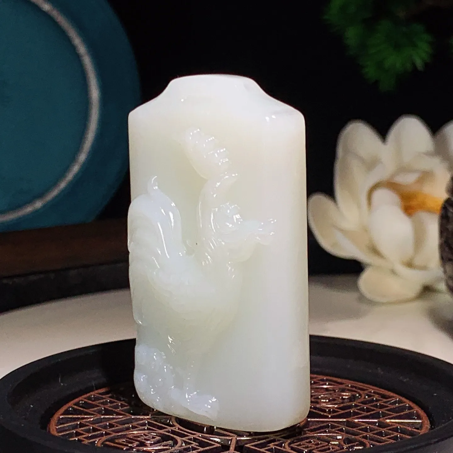 和田玉白玉官运亨通鸡牌子挂件。尺寸54/32/12重41.4克。玉质细腻油润。手推出油。佩戴高端典雅。lt251207