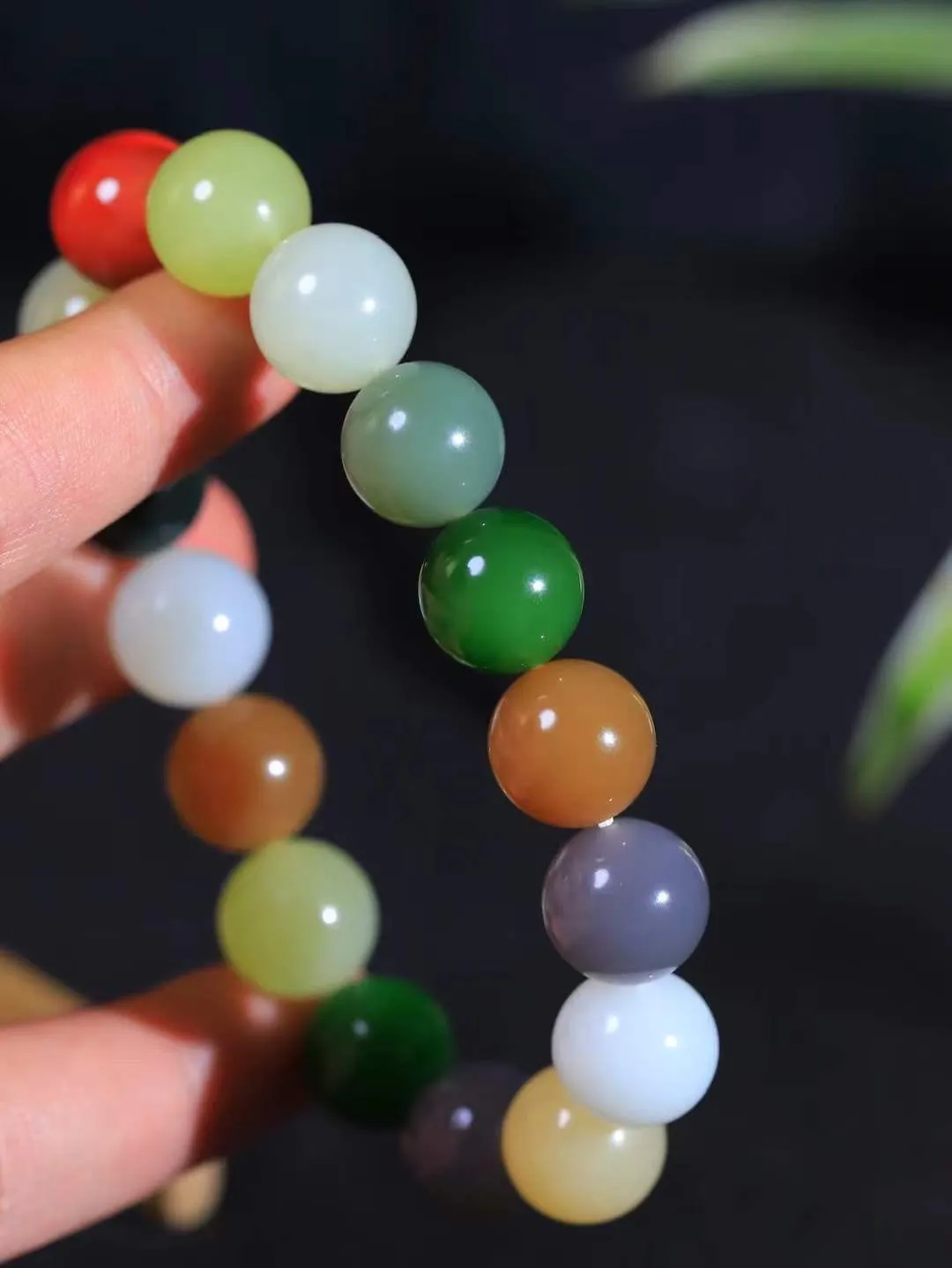 【多宝手串】

精选和田玉多宝手串，每一颗玉石都凝聚自然的灵气与岁月的沉淀，寓意福禄寿喜，守护您的平安与幸福。佩戴它，感受千年玉文化的温润与优雅。重55.4克  尺寸取一13.1mm  56120739A